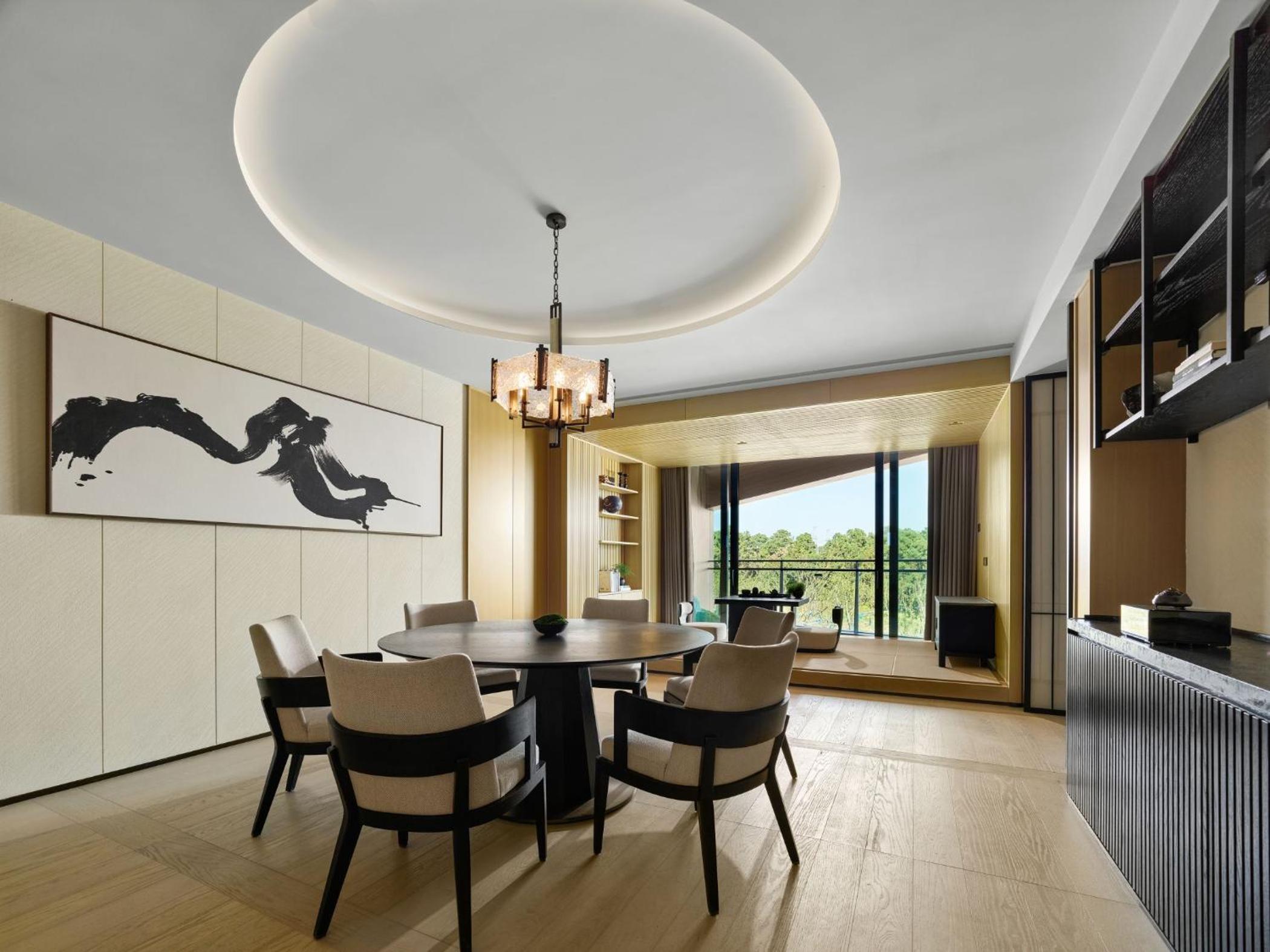 Ambassador King Suite photo 3