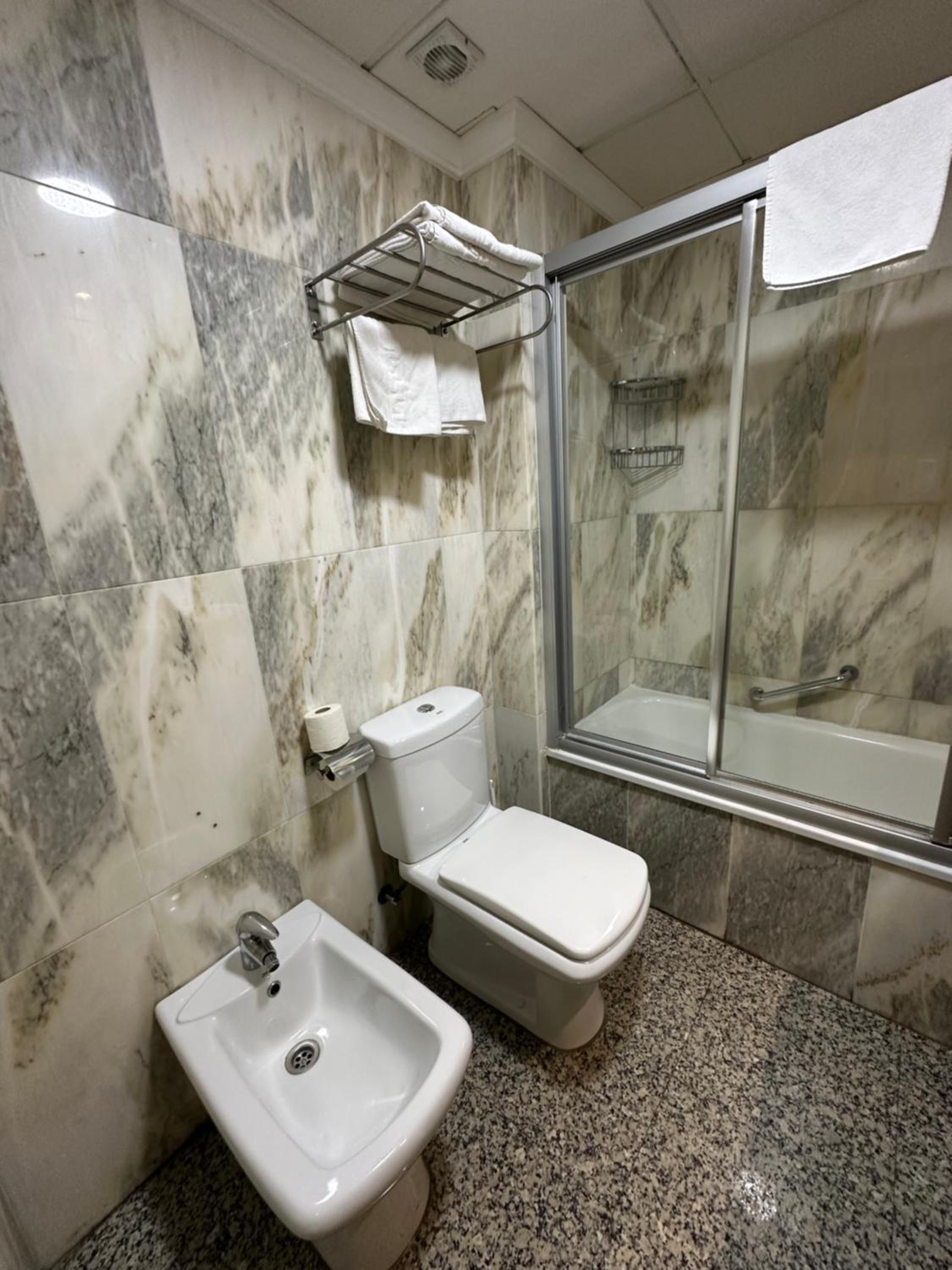 Twin Room - Photo 5