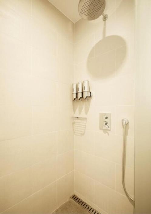 Hollywood Double with Shower (2 Single Beds Combined) photo 3
