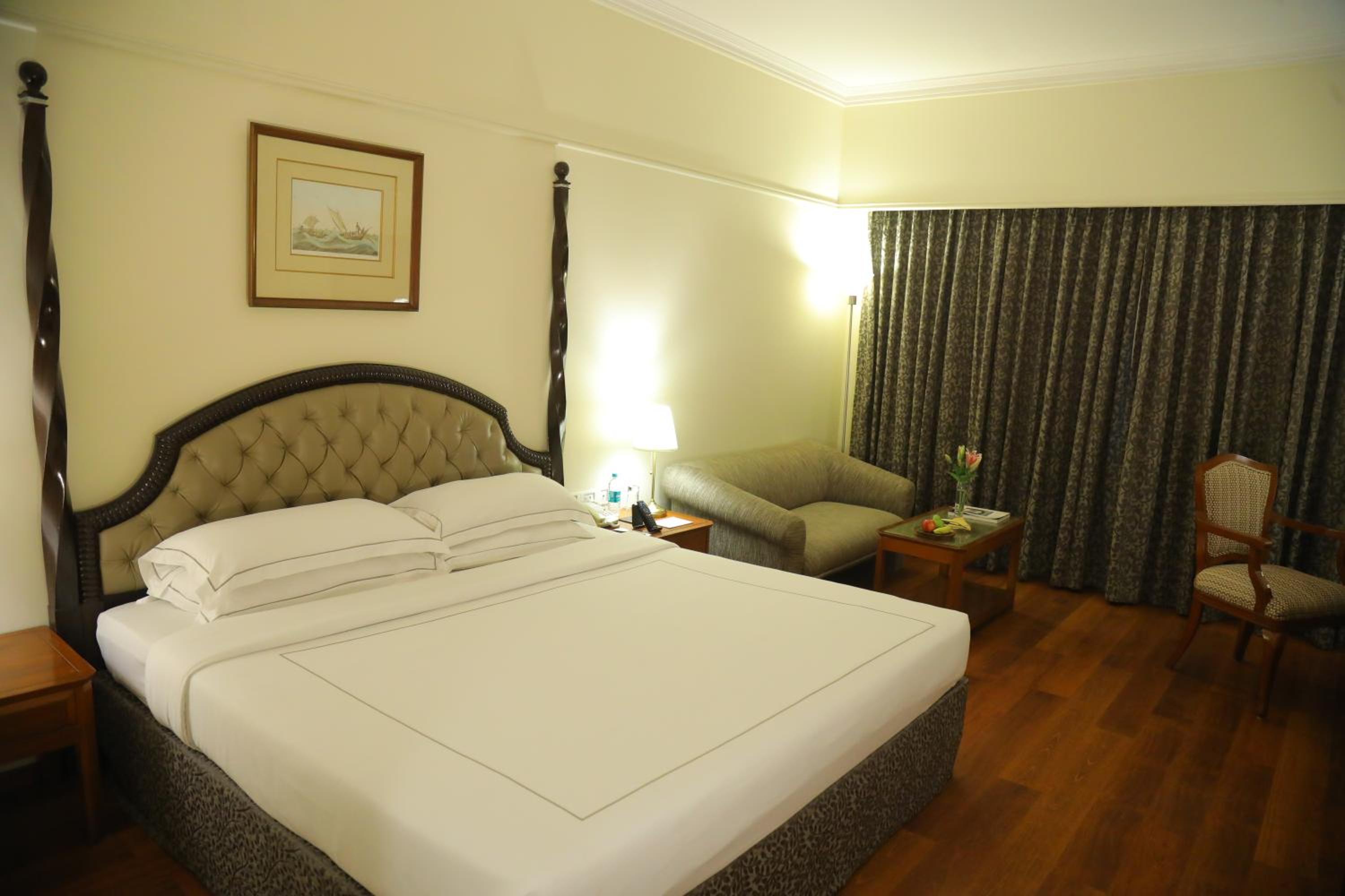 Deluxe Room King Bed photo 3