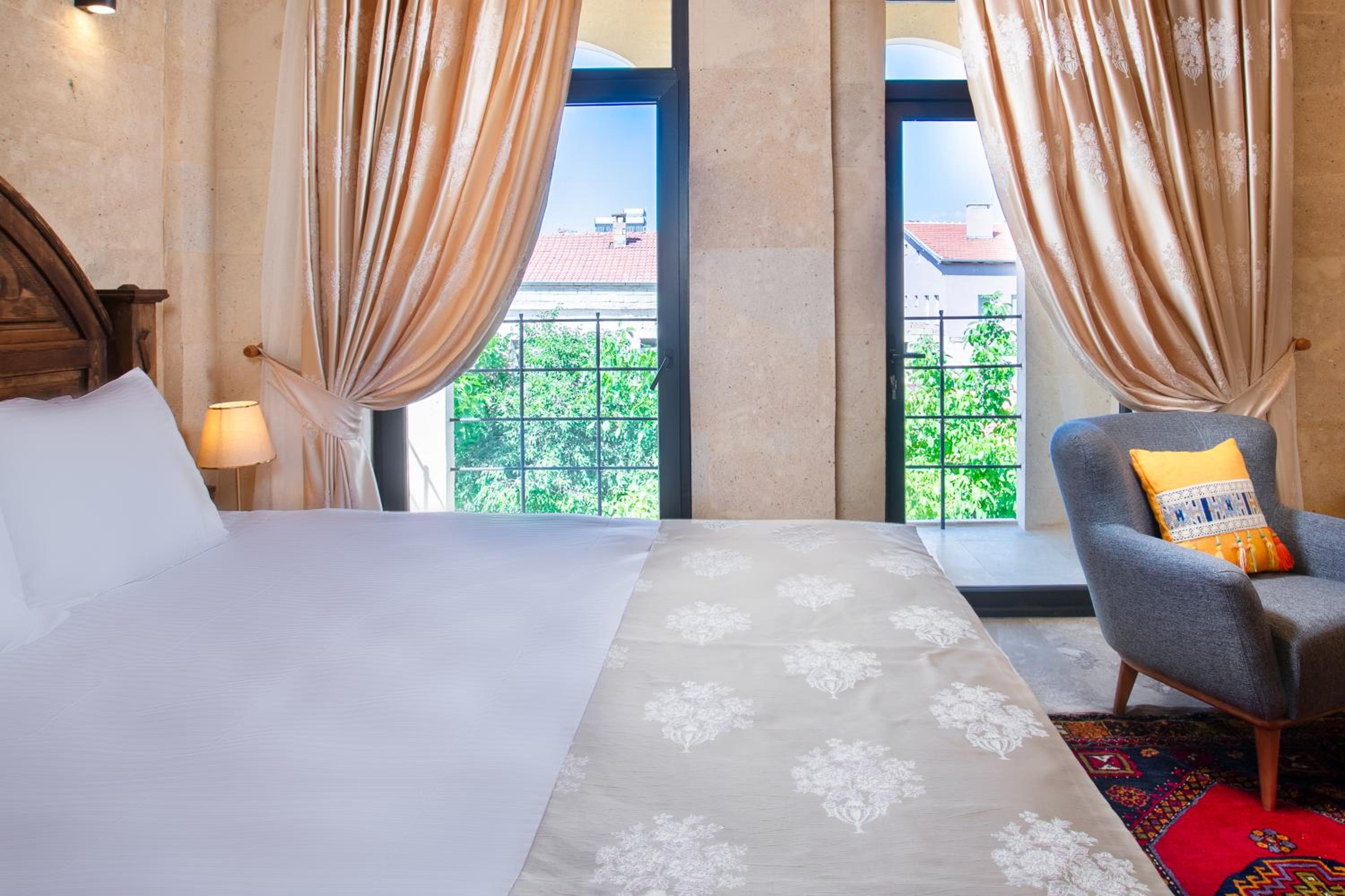 Deluxe Suite with Balcony - Photo 18