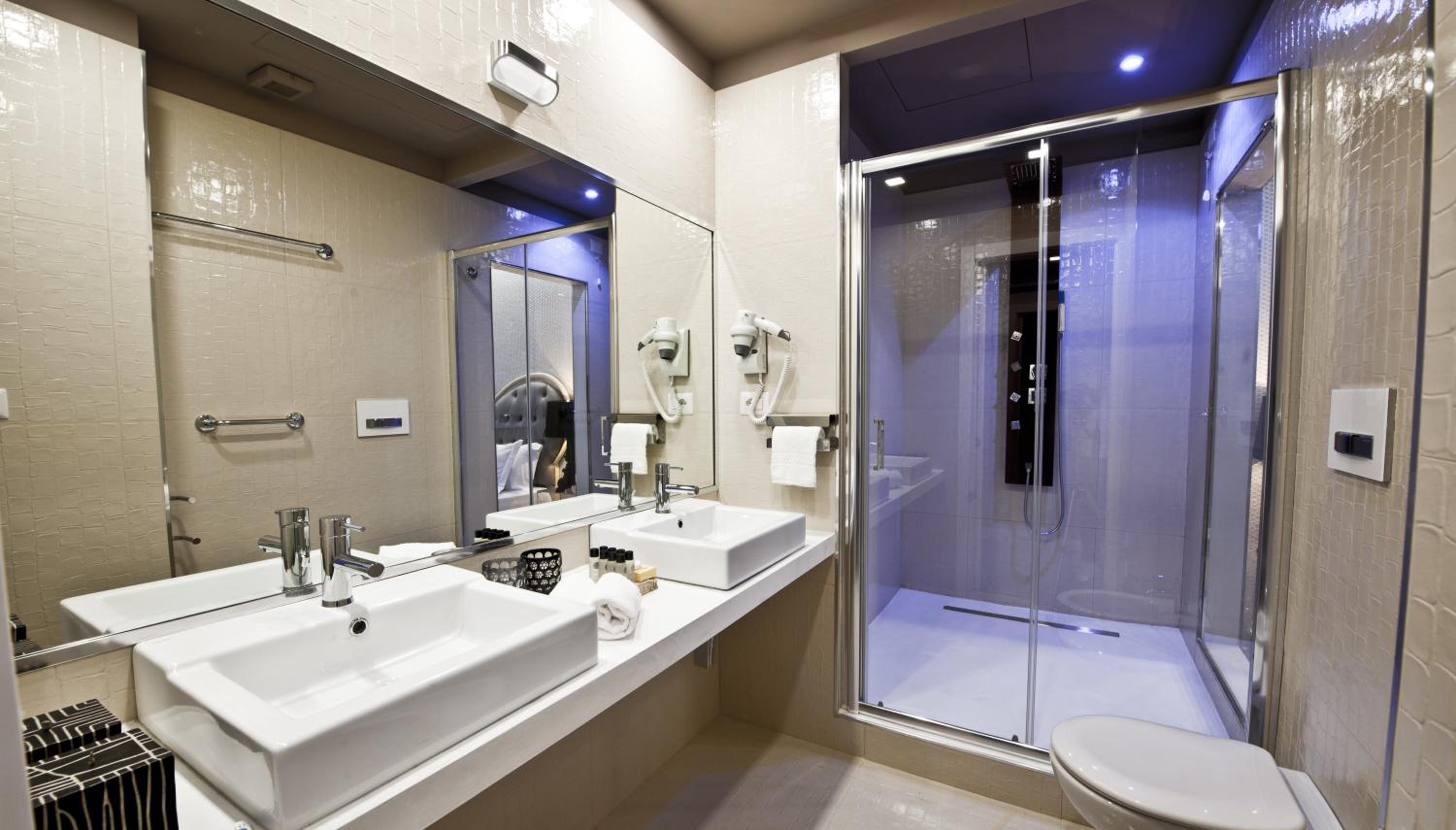 Deluxe King Suite photo 2
