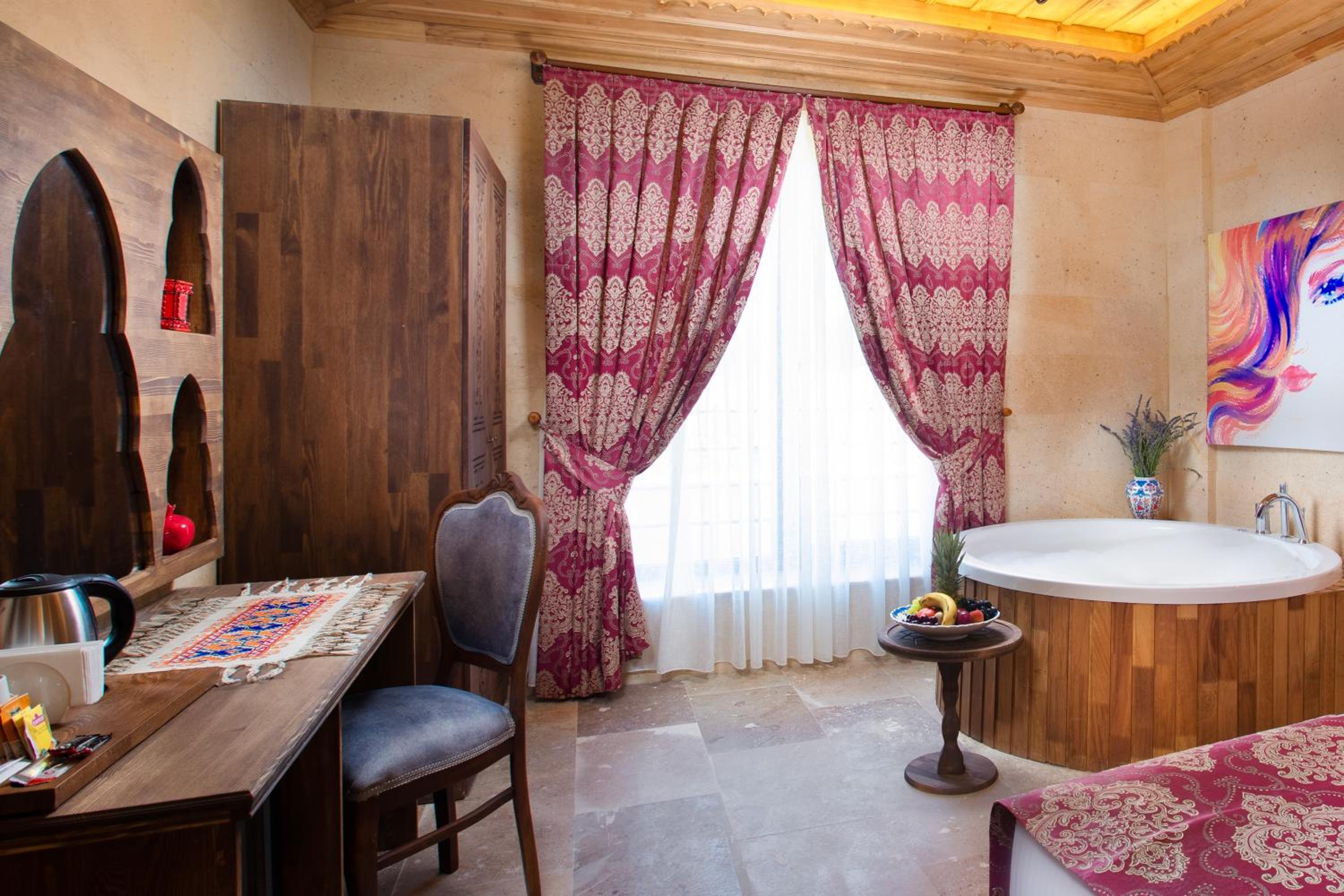 Deluxe Suite with Balcony - Photo 7