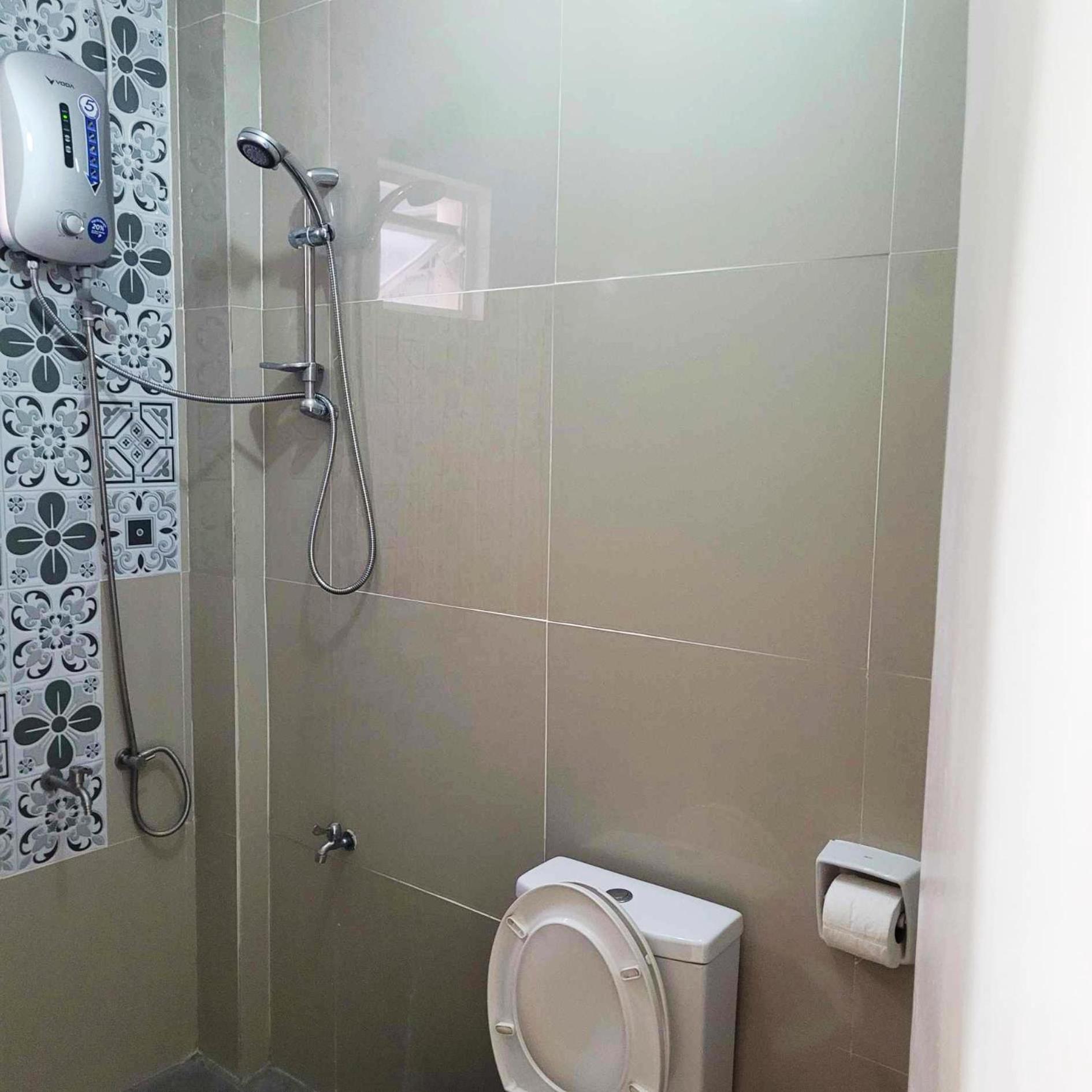 Family Room with Private Bathroom - Photo 3