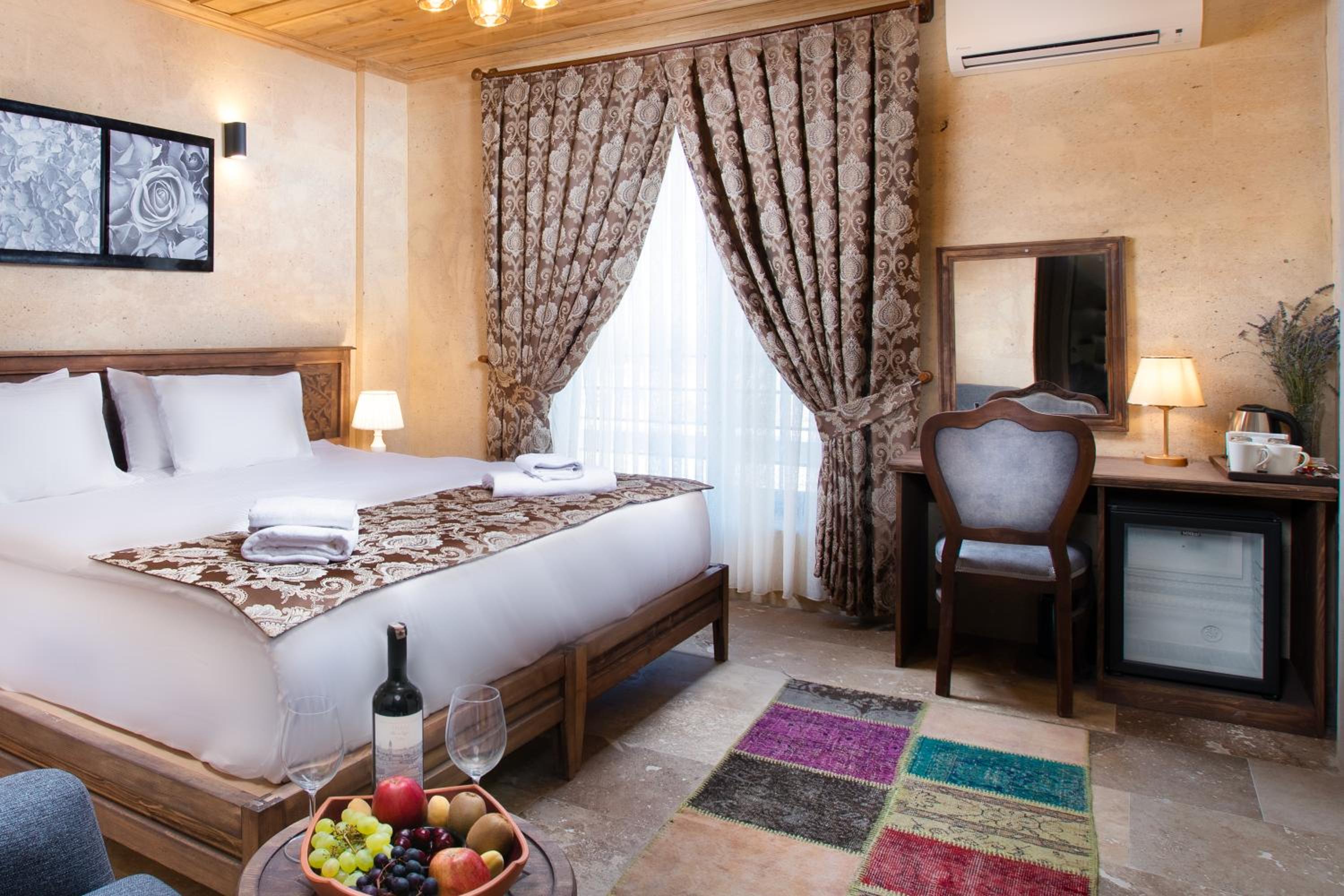 Deluxe Suite with Hot Tub - Photo 10