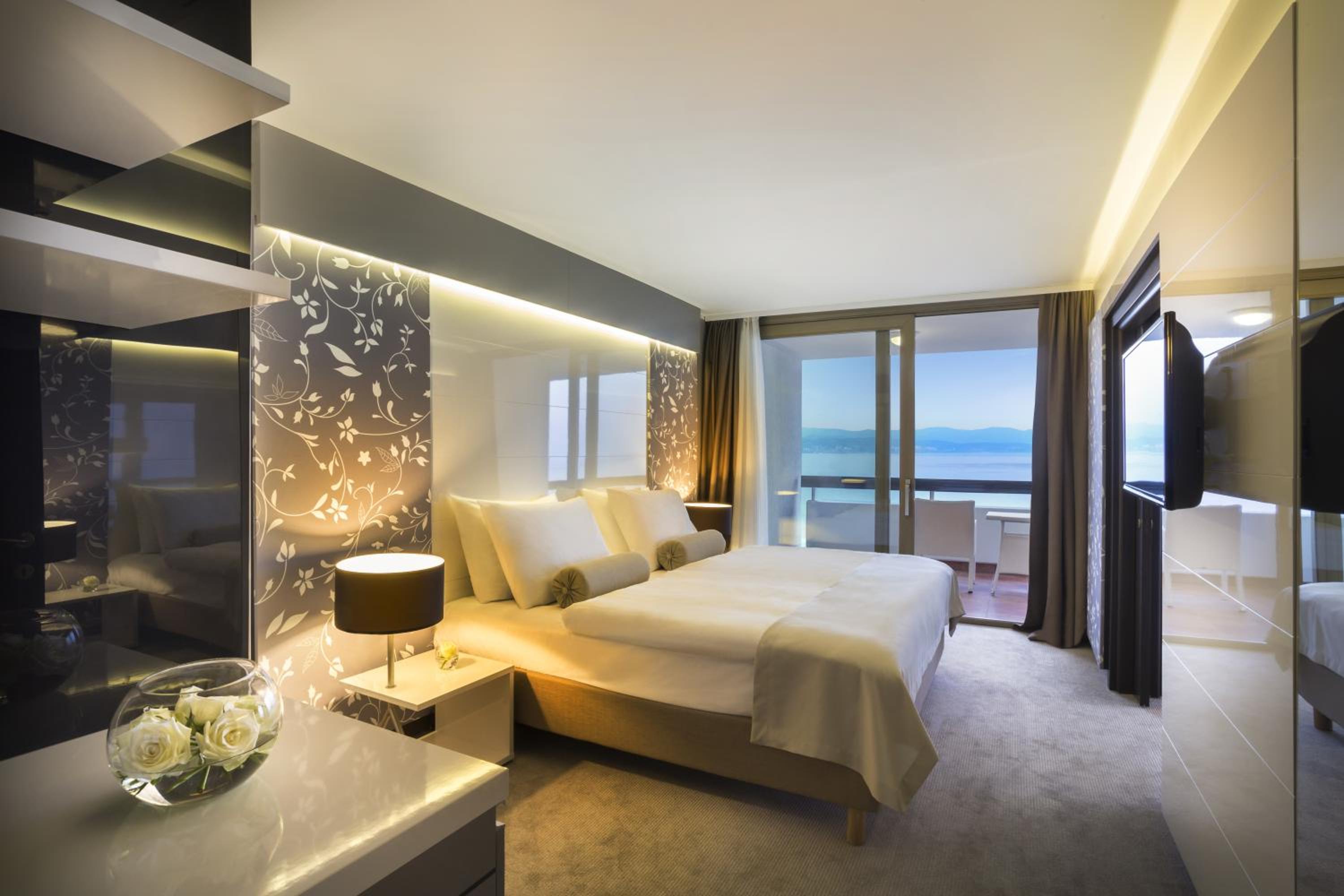 Suite - Photo 1