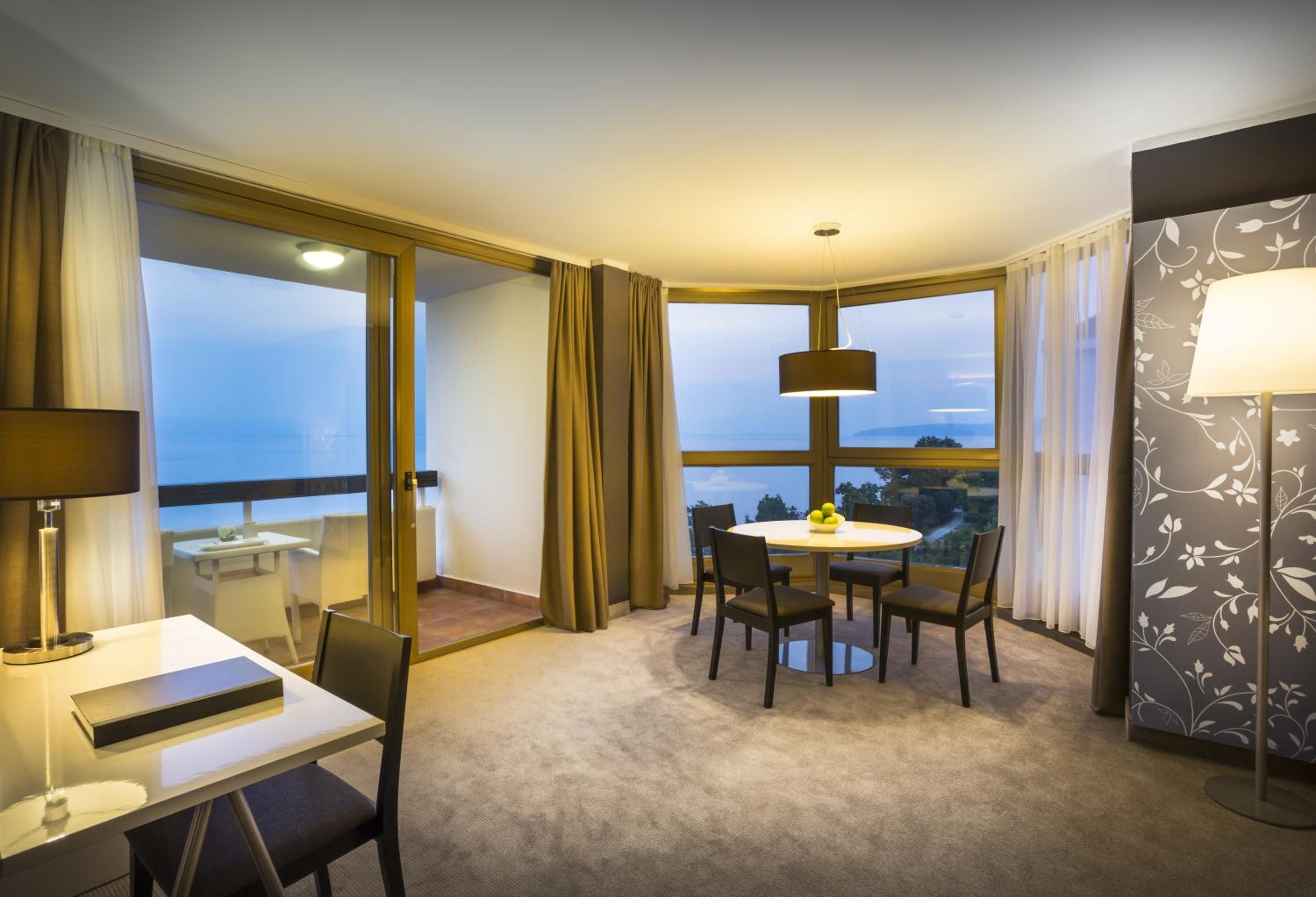 Suite - Photo 5