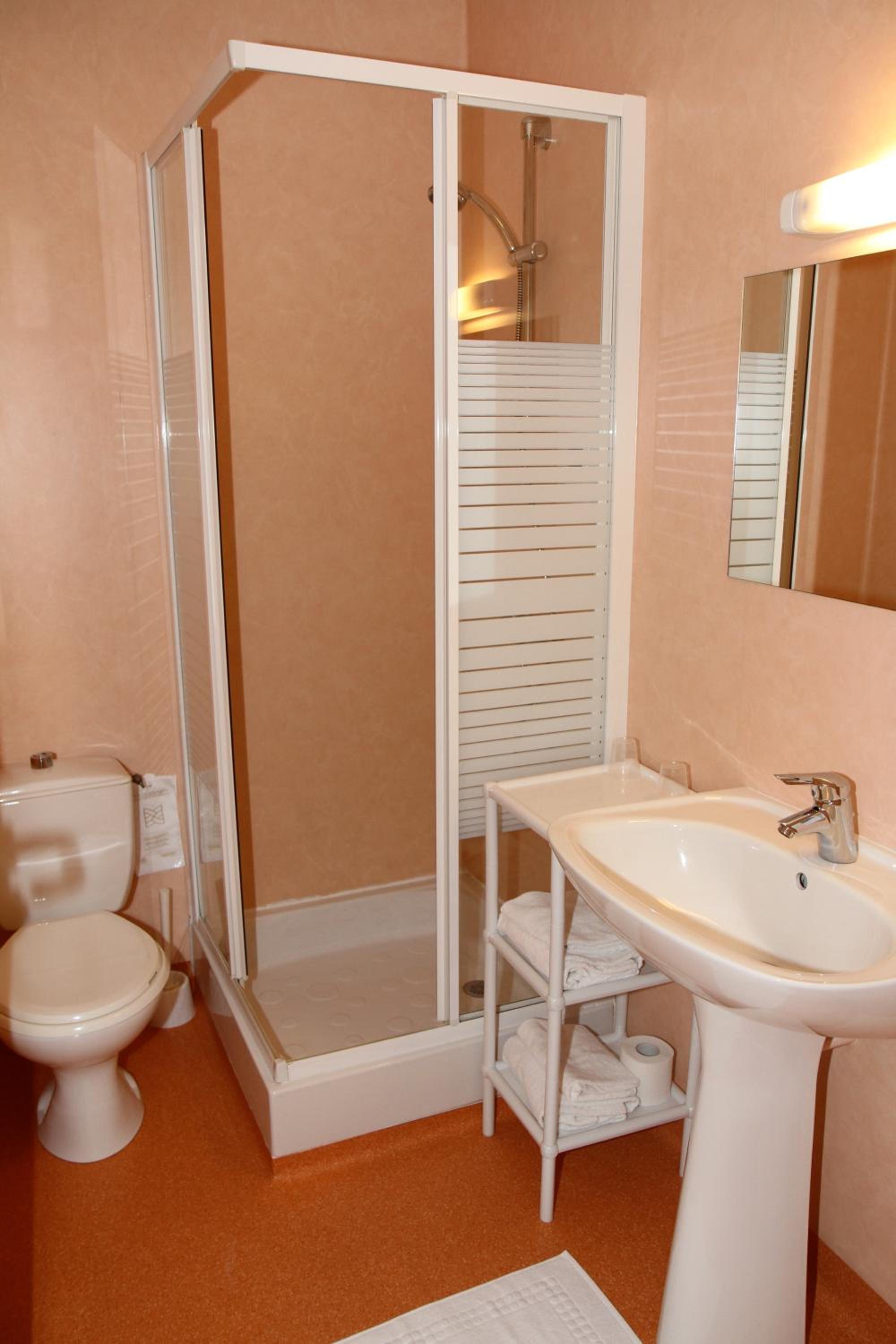 Standard Twin Room - Photo 2