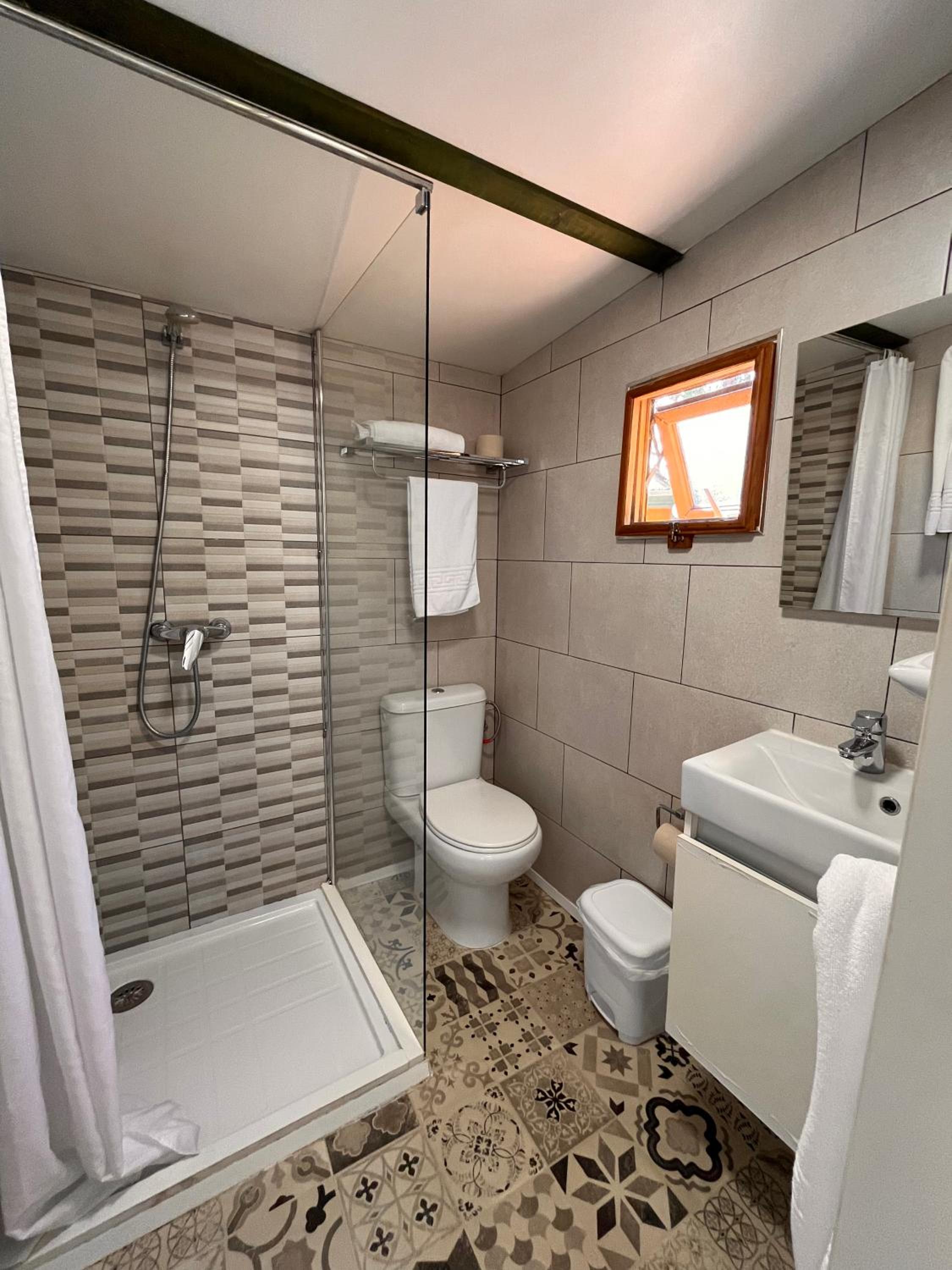 Bungalow (2 Adults) - Photo 7