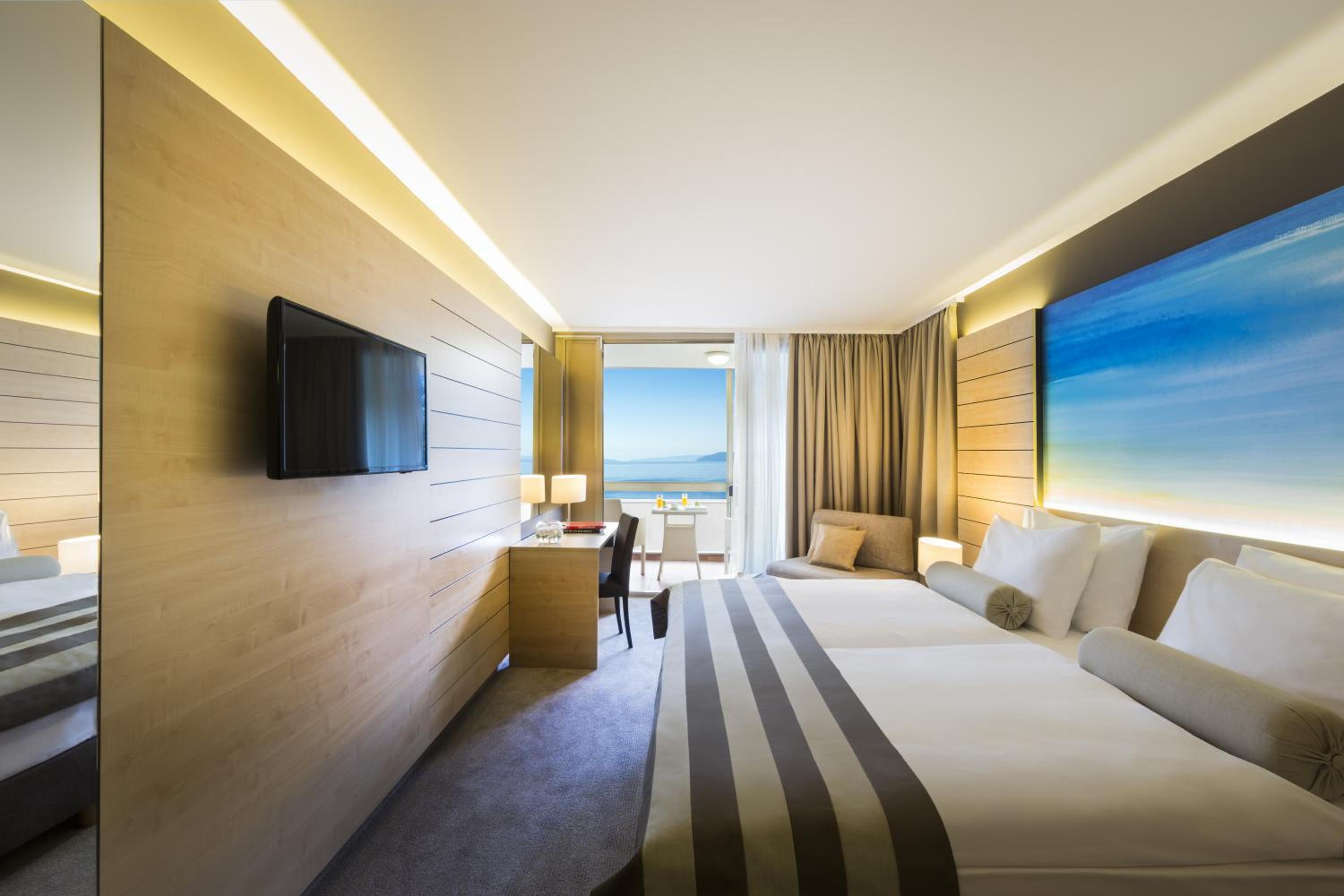 Superior Twin Room with Sea View - Photo 3
