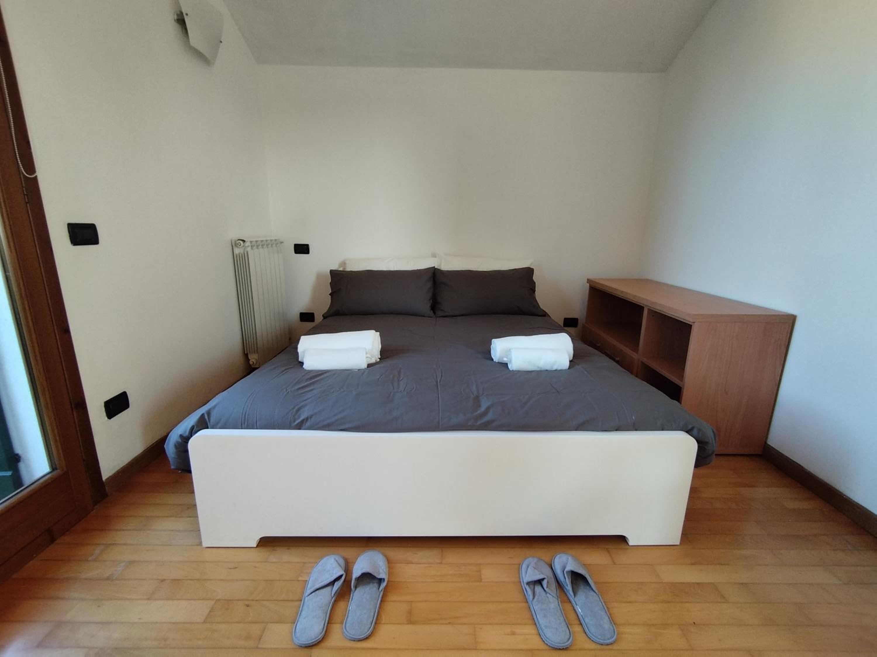One-Bedroom Apartment photo 1