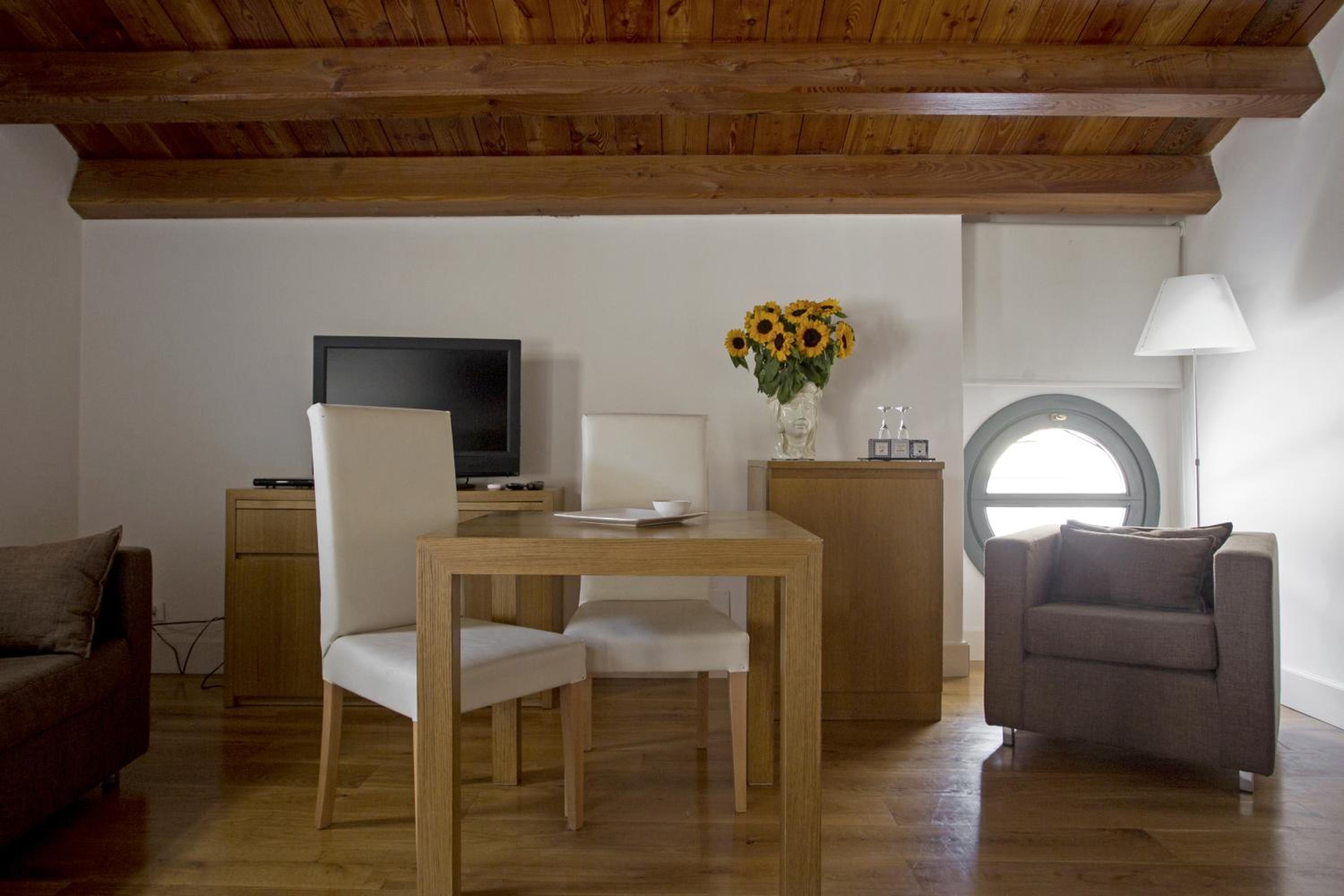 Deluxe Room with Jacuzzi - Photo 4