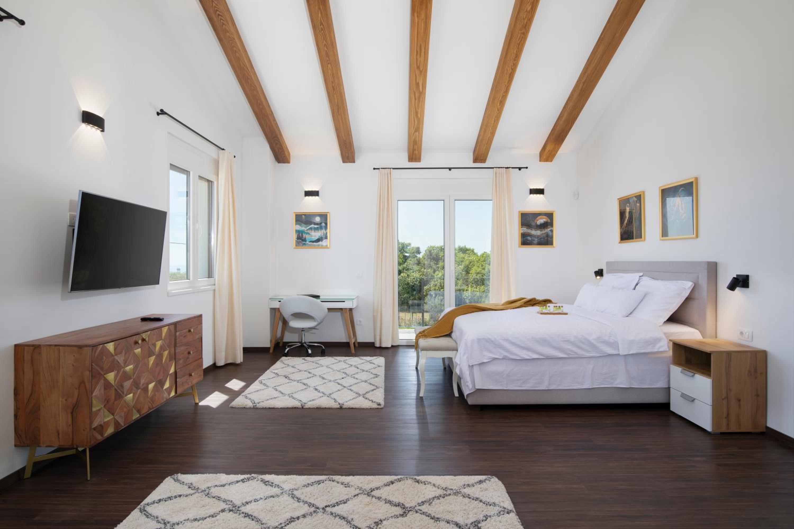 Five-Bedroom Villa photo 3