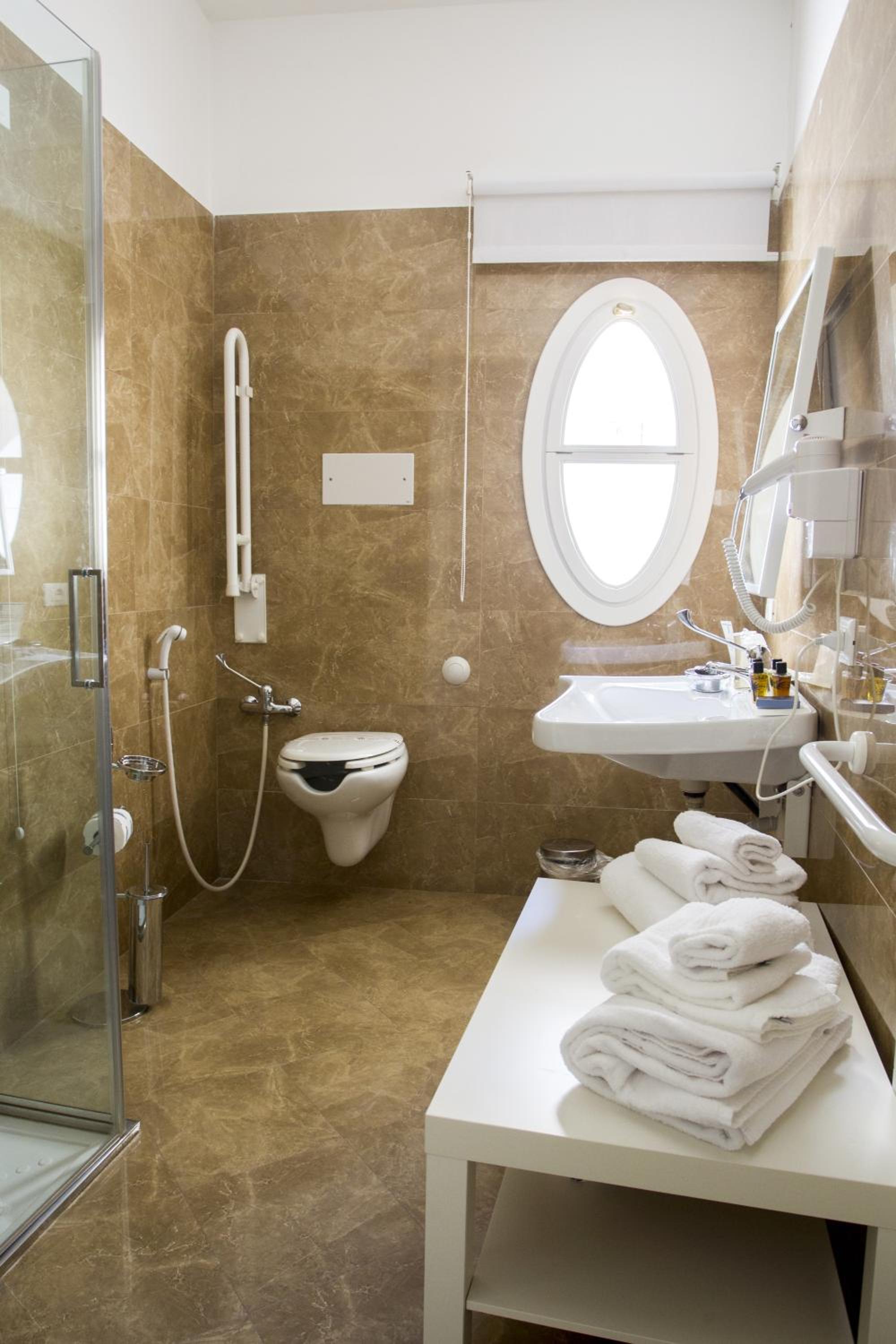 Luxury Suite - Photo 2