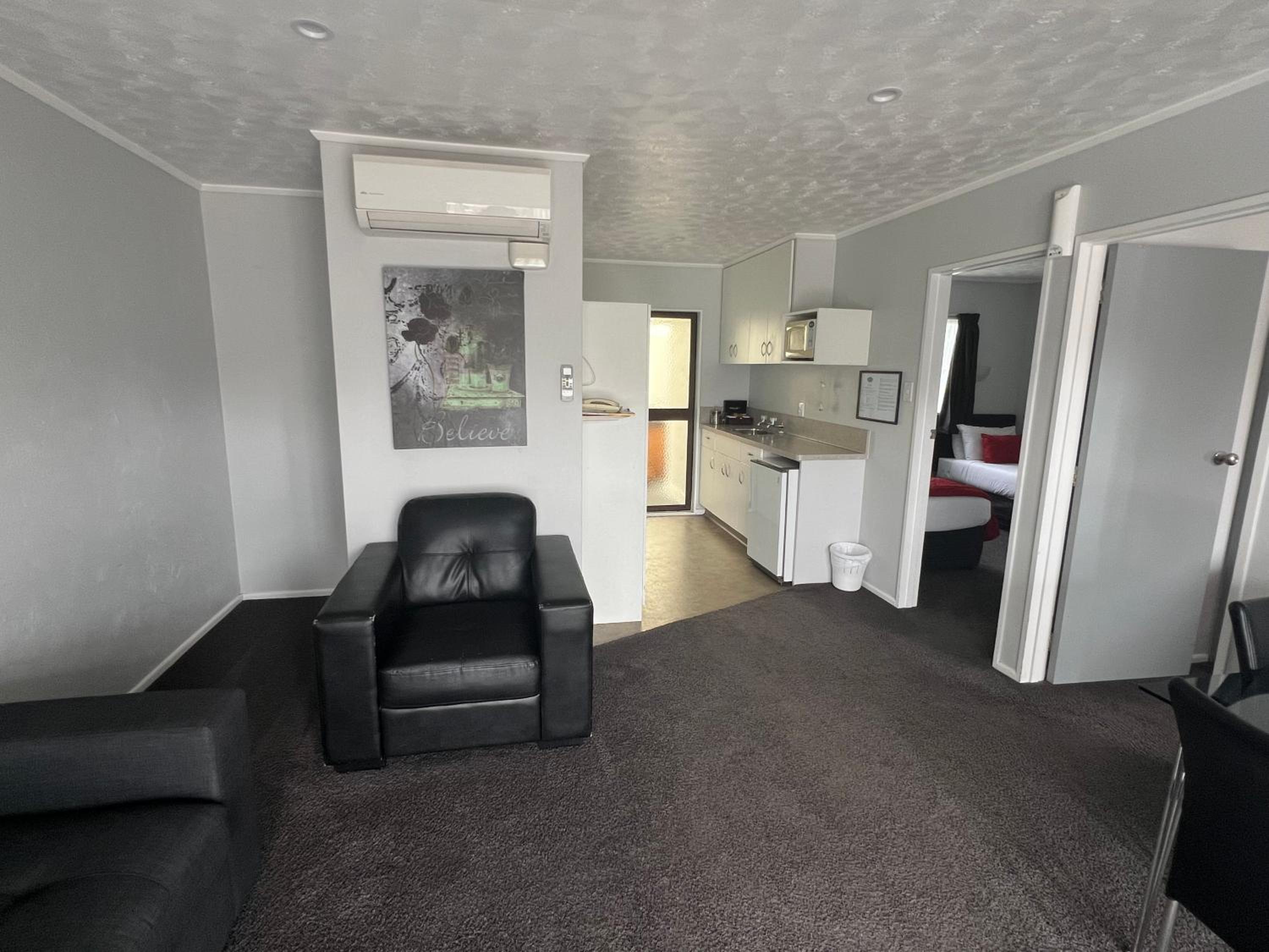 Two-Bedroom Apartment with Spa Pool - Photo 8