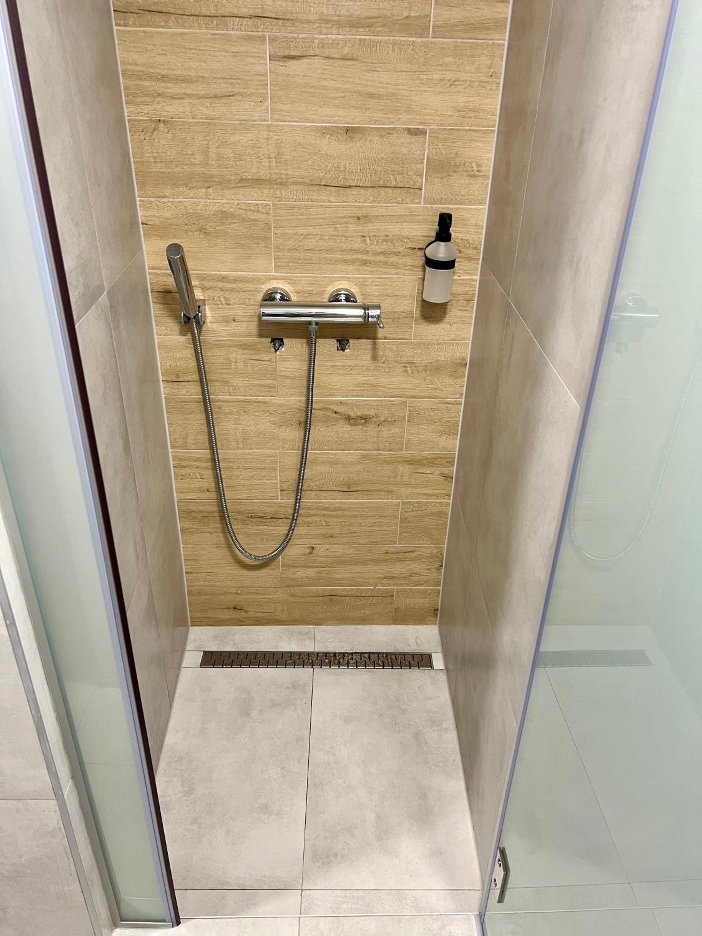 Family Room with Shared Bathroom photo 3
