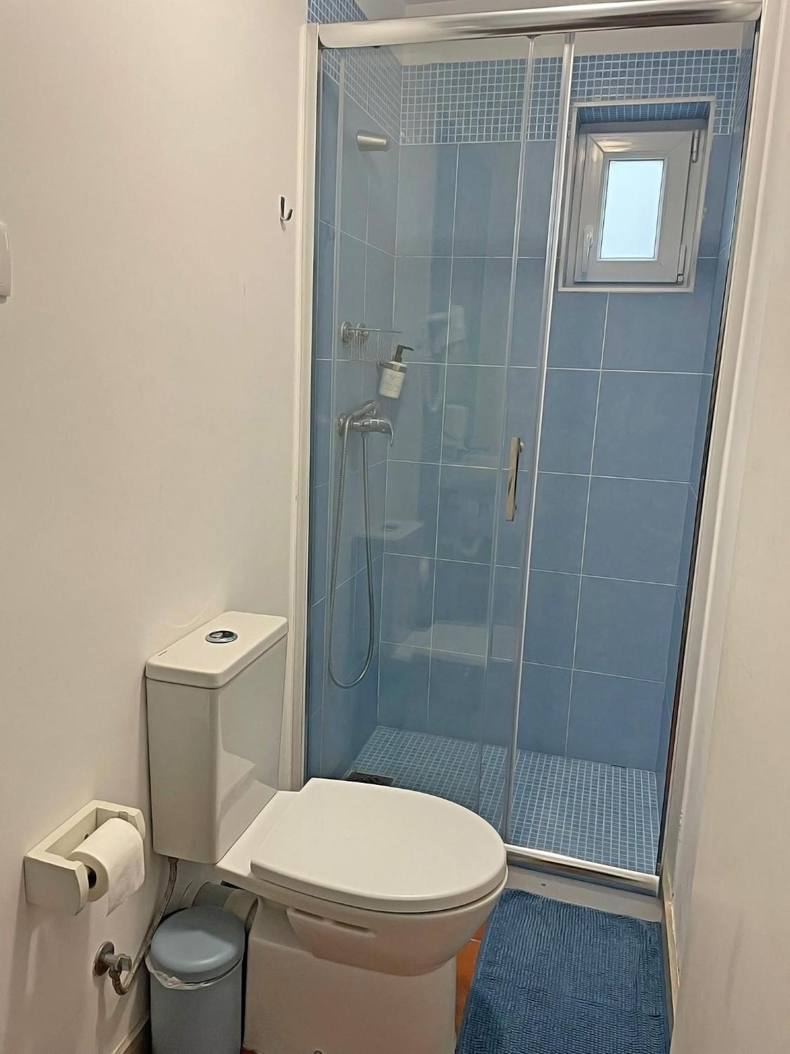 Double or Twin Room with Private Bathroom - Photo 10