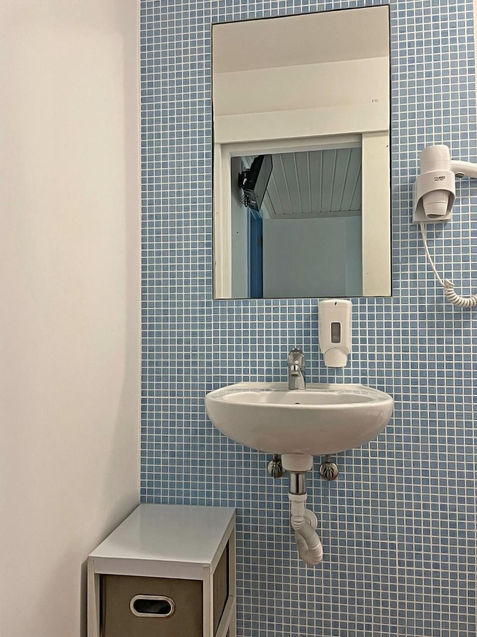 Double or Twin Room with Private Bathroom - Photo 8