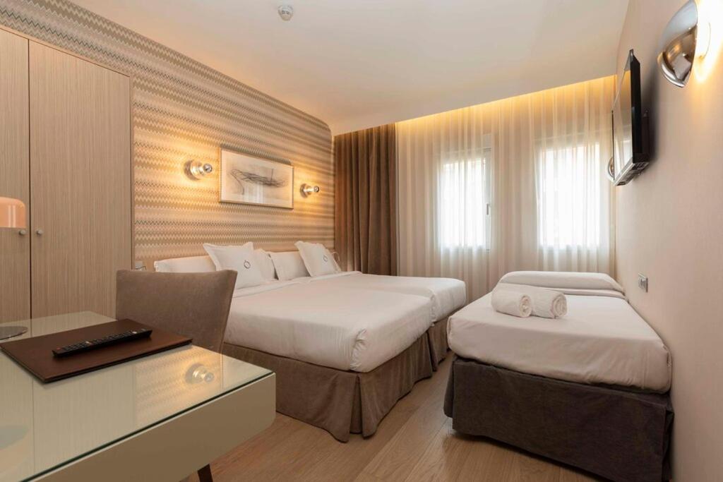 Double or Twin Room with Extra Bed - Photo 1