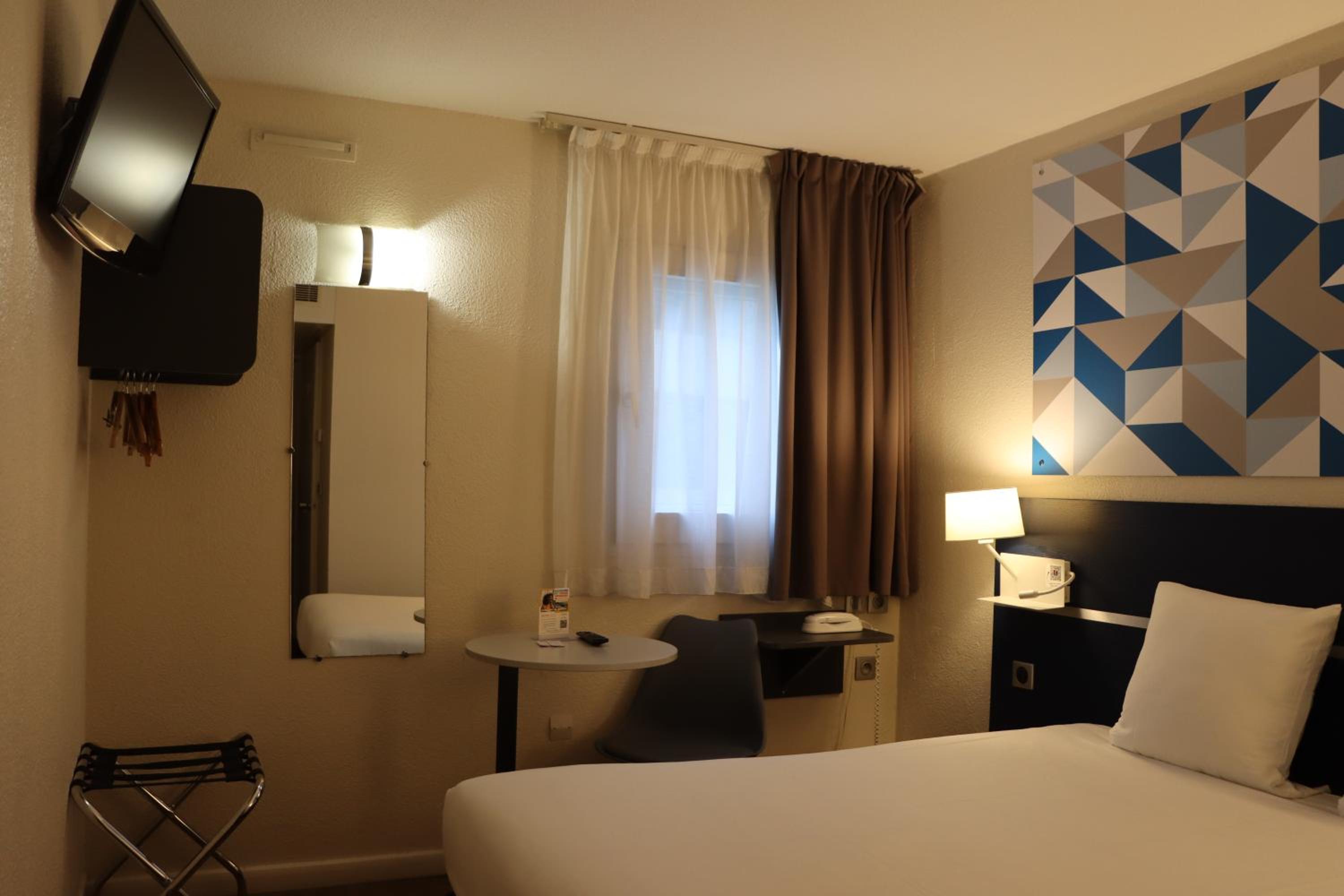 Double Room - Non Smoking - Photo 1