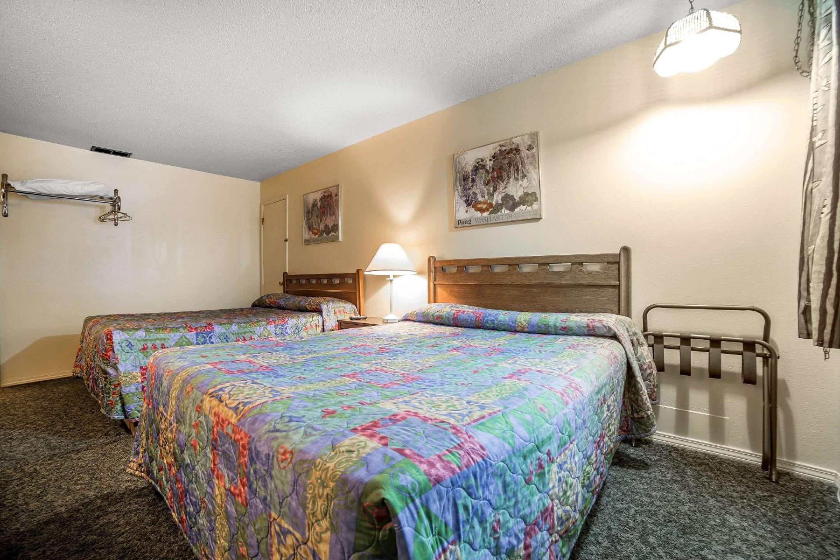 Queen Room with Two Queen Beds - Non-Smoking - Photo 1