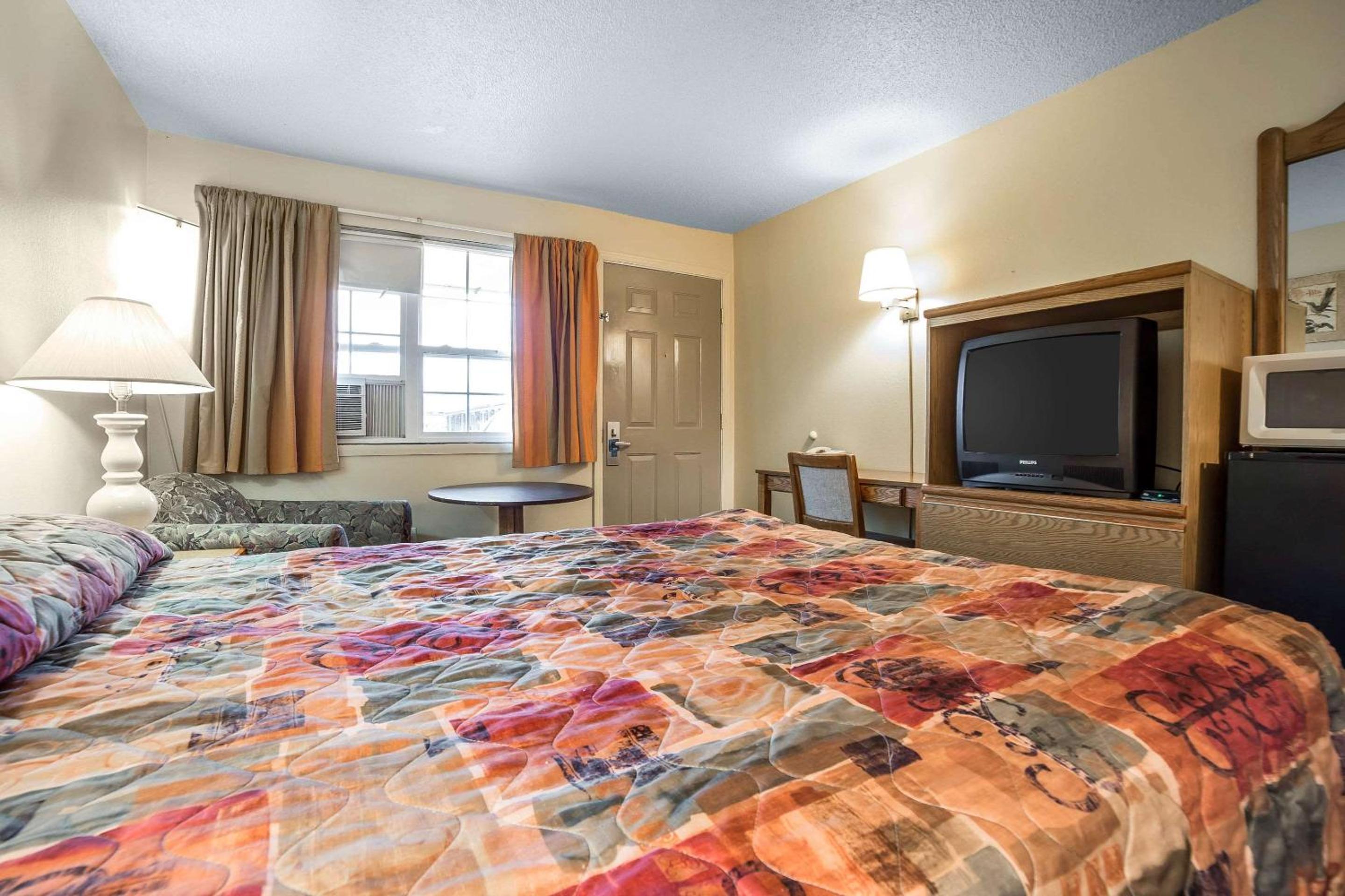 Queen Room - Non-Smoking - Photo 2