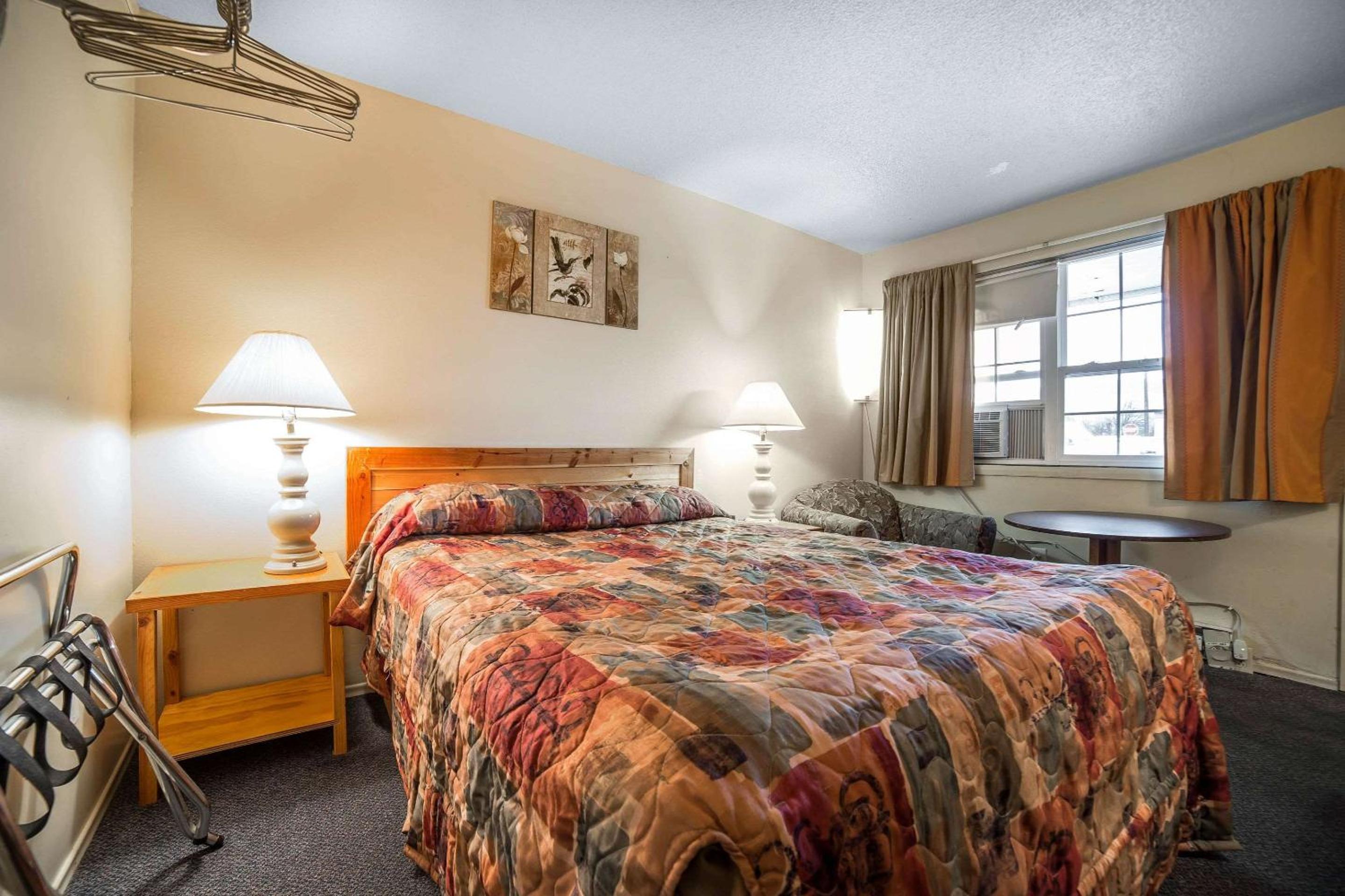 Queen Room - Non-Smoking - Photo 4