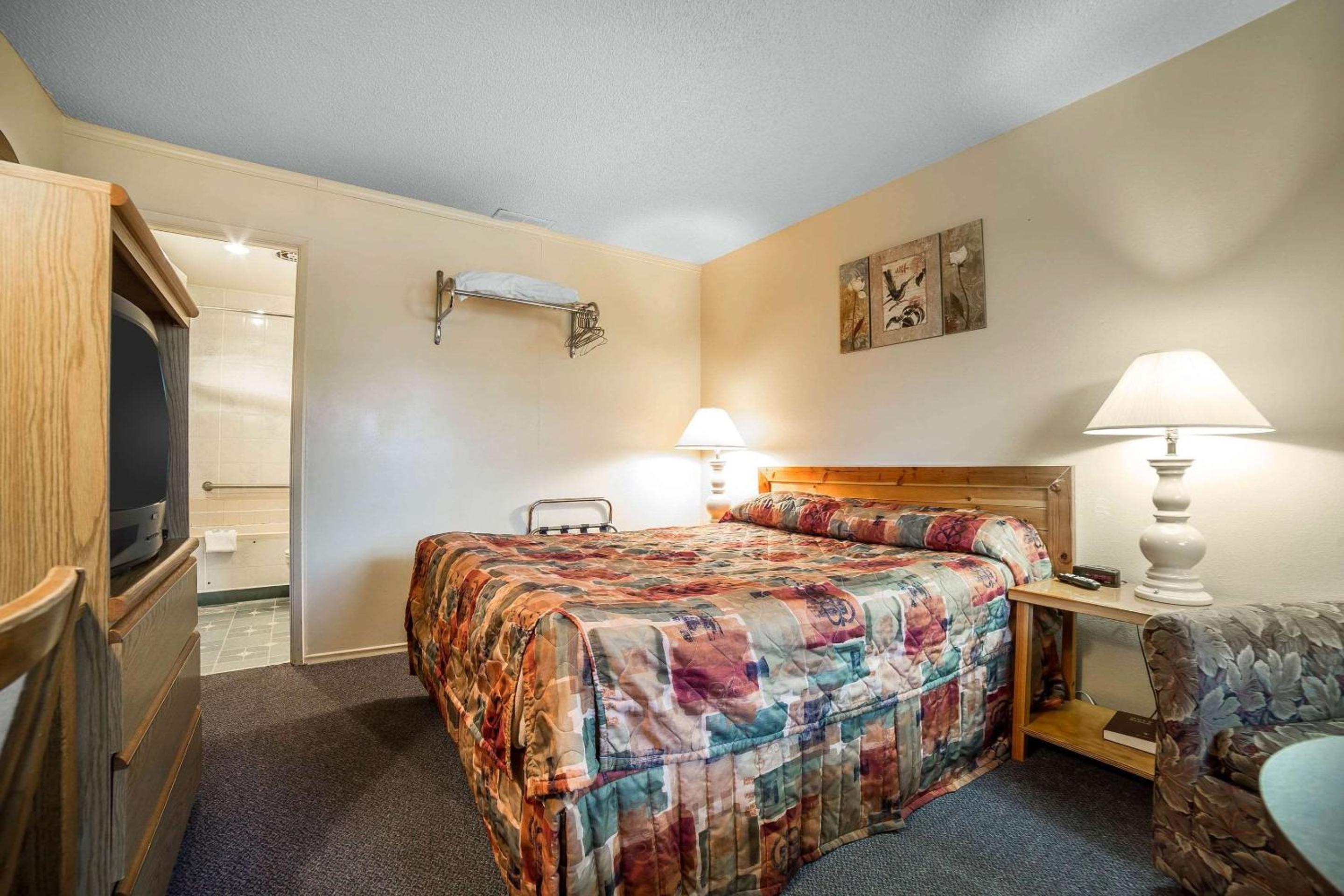 Queen Room - Non-Smoking - Photo 1