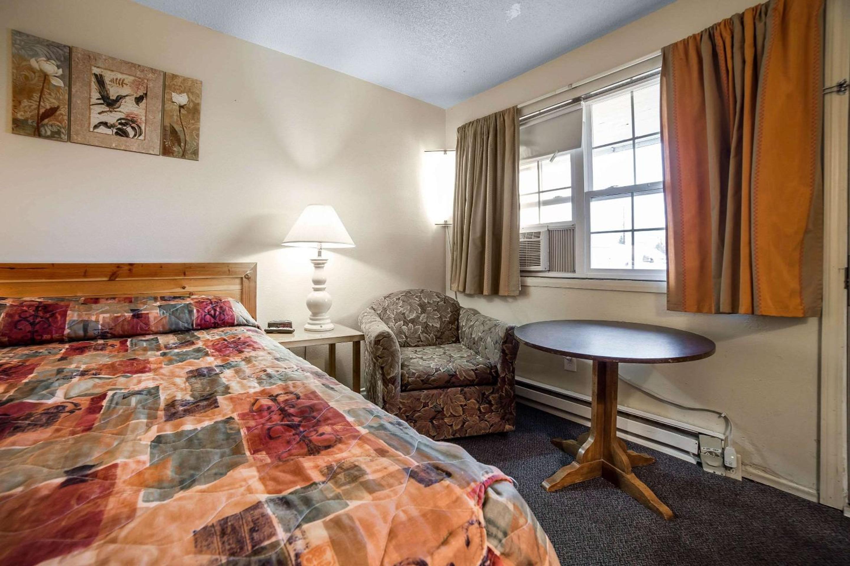 Queen Room - Non-Smoking - Photo 3