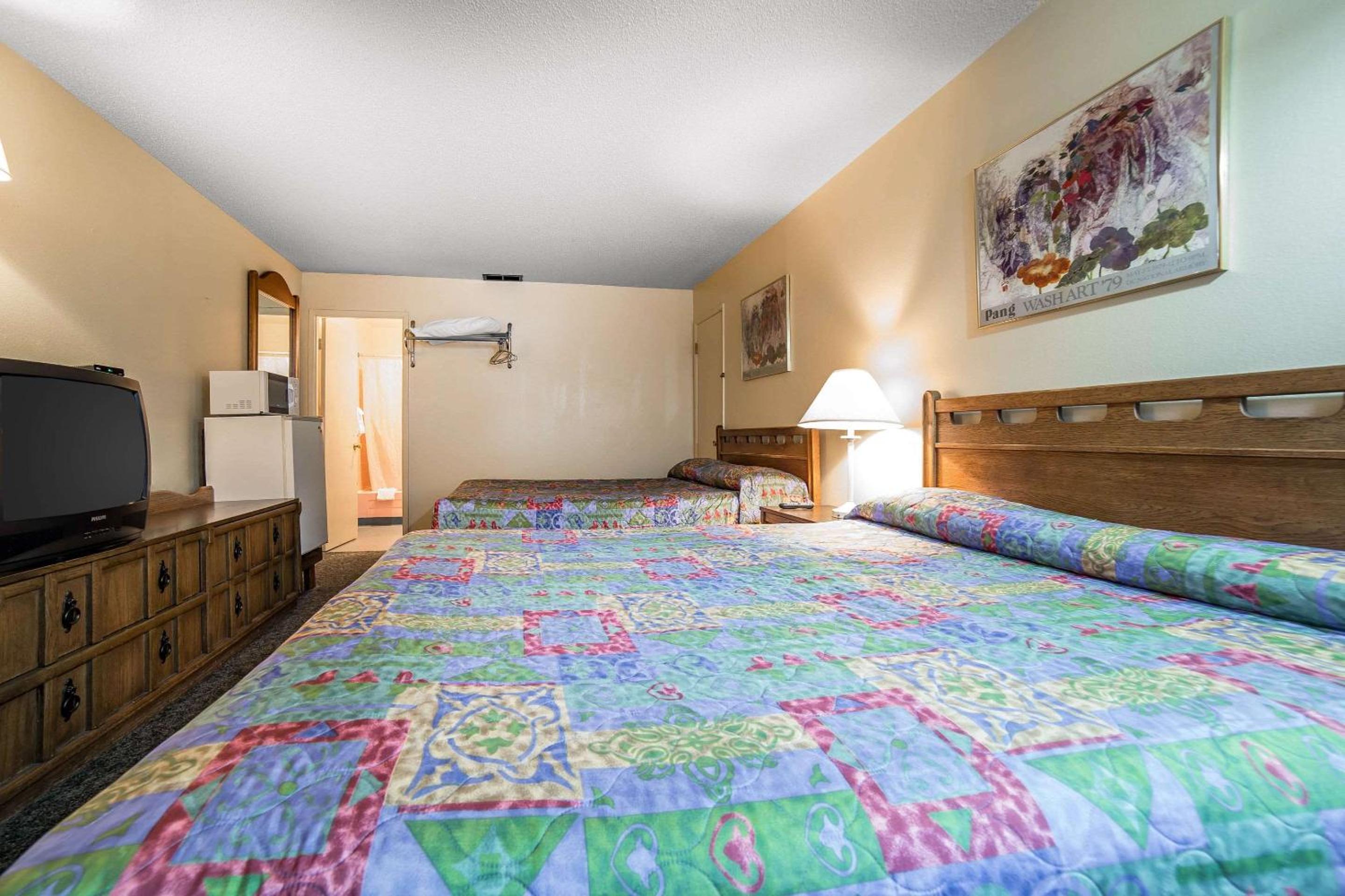 Queen Room with Two Queen Beds - Non-Smoking - Photo 2