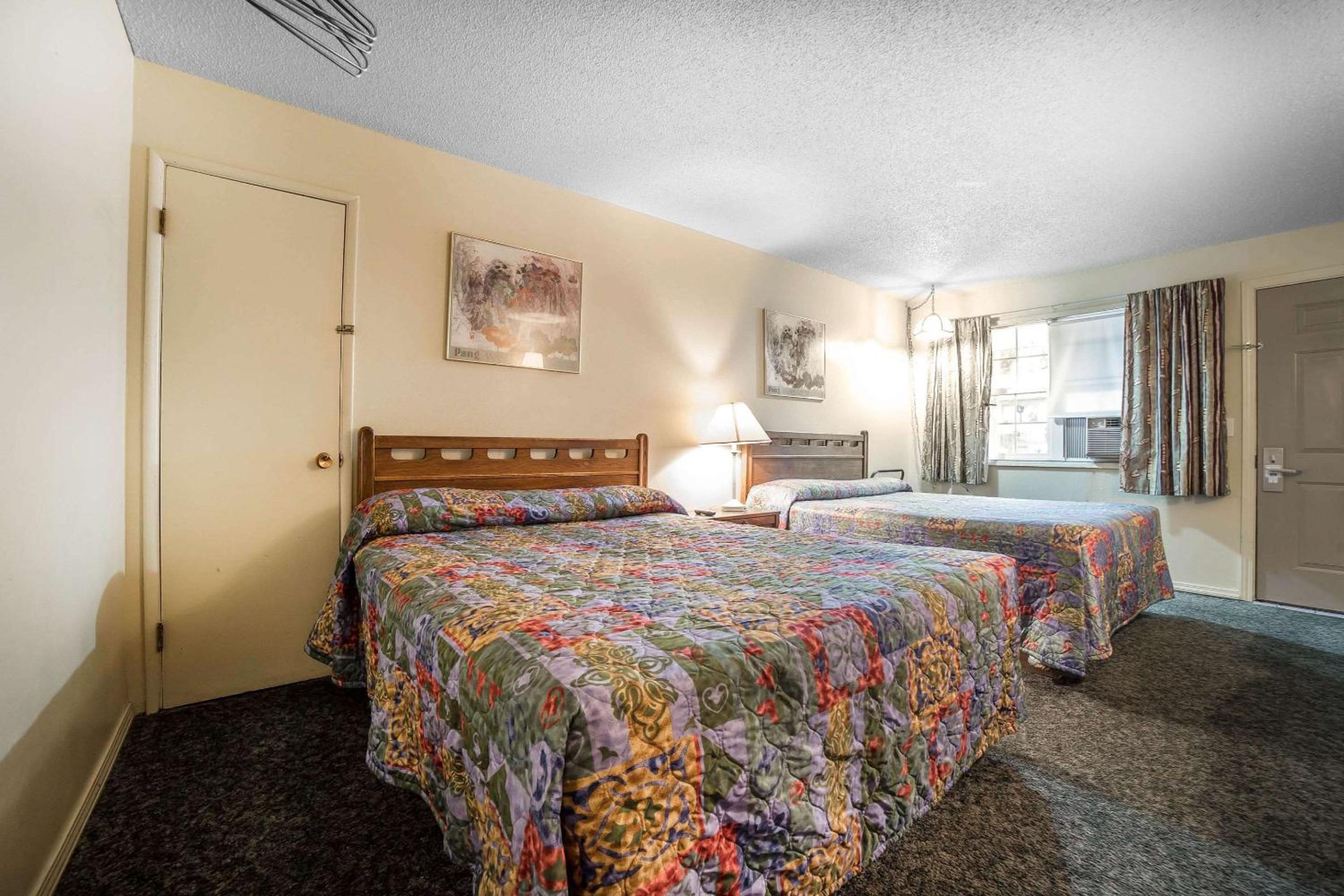 Queen Room with Two Queen Beds - Non-Smoking - Photo 3
