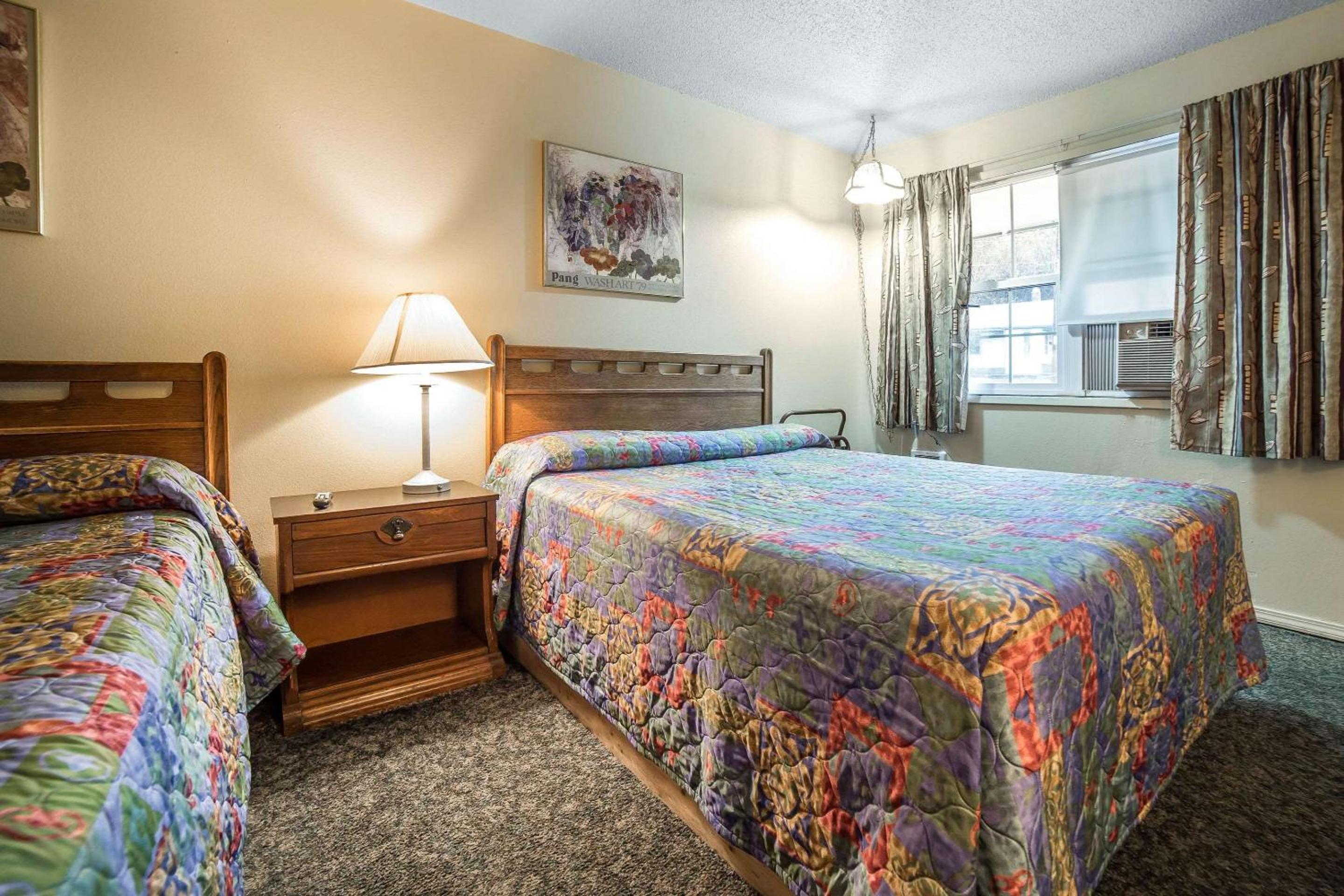 Queen Room with Two Queen Beds - Non-Smoking - Photo 4