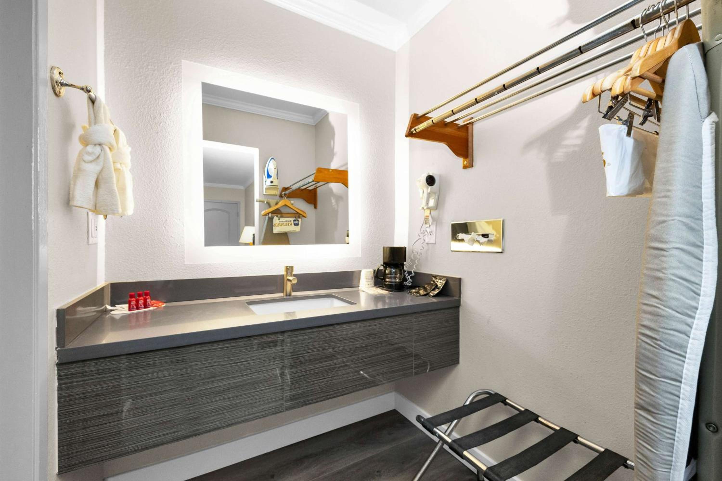 King Room - Non-Smoking - Photo 9