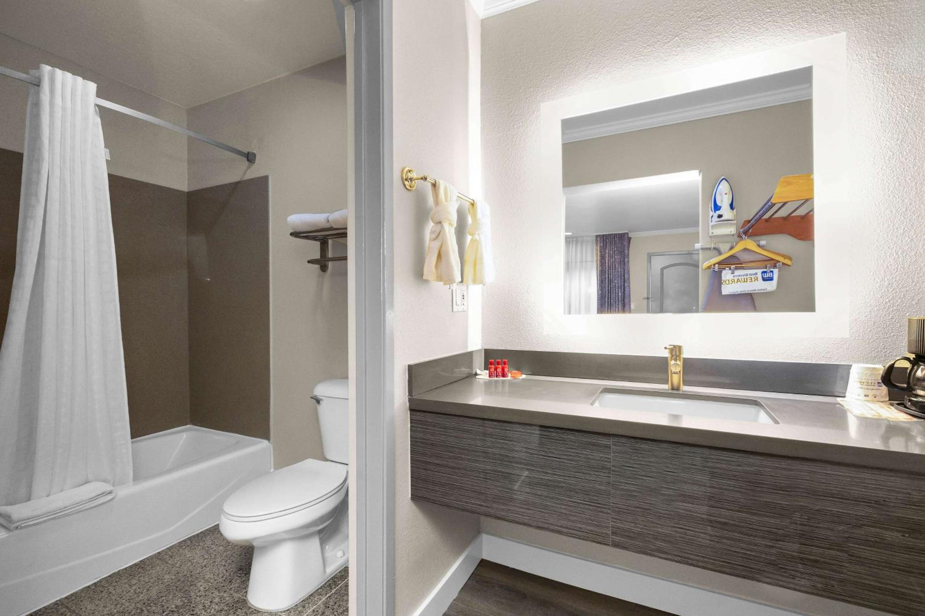 King Room - Non-Smoking - Photo 10