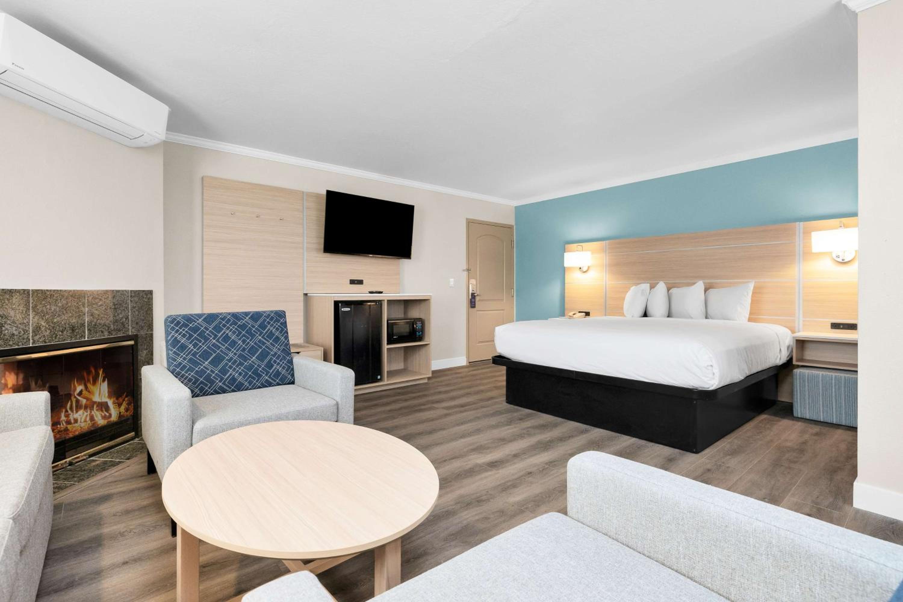 King Suite with Sofa Bed and Fireplace - Non-Smoking  - Photo 1