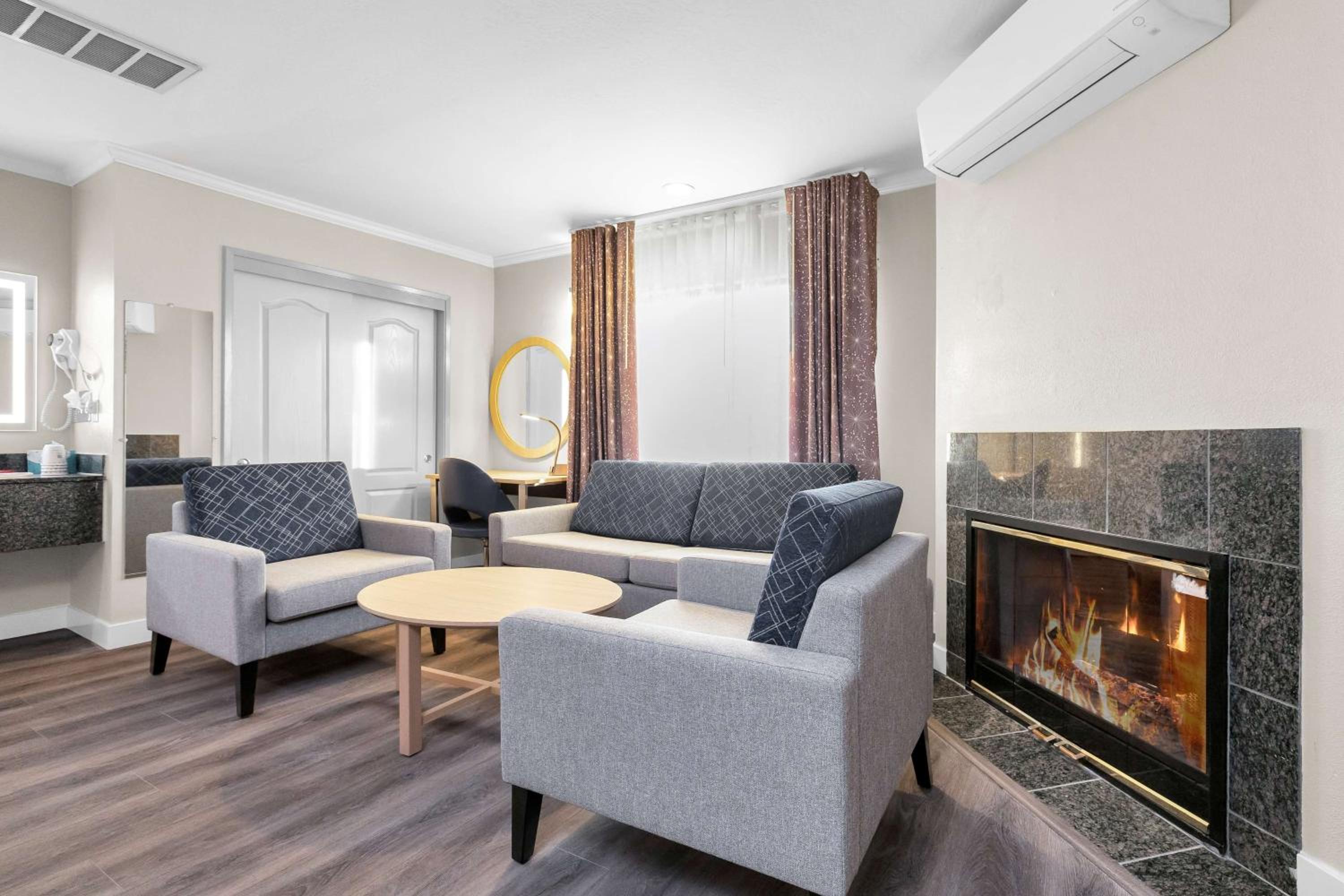 King Suite with Sofa Bed and Fireplace - Non-Smoking  - Photo 7
