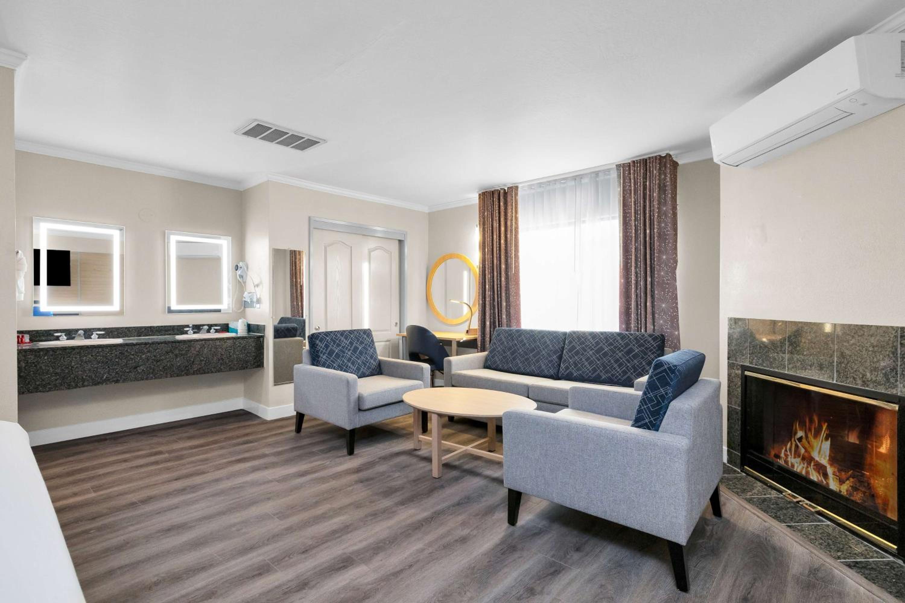 King Suite with Sofa Bed and Fireplace - Non-Smoking  - Photo 6