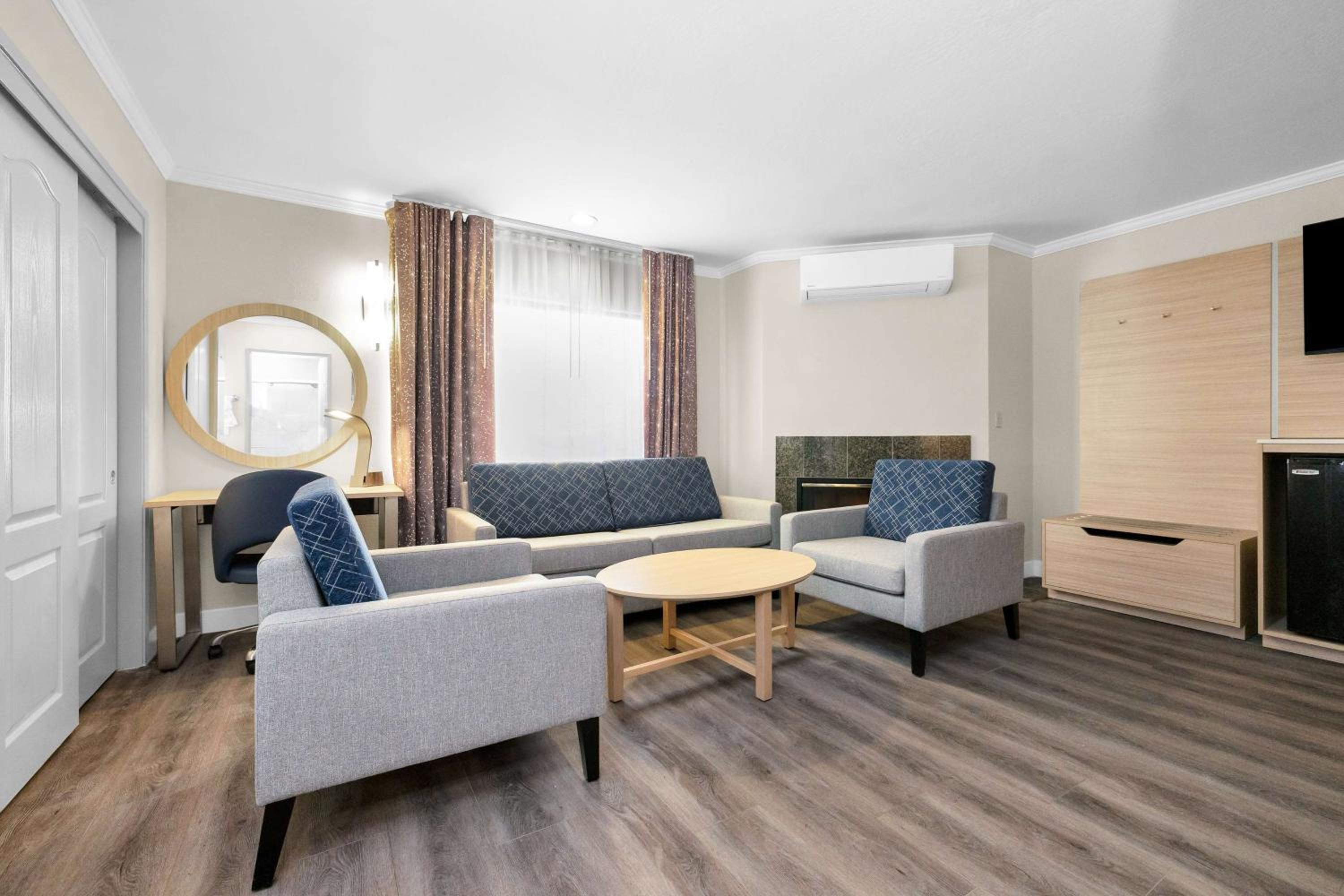 King Suite with Sofa Bed and Fireplace - Non-Smoking  - Photo 9