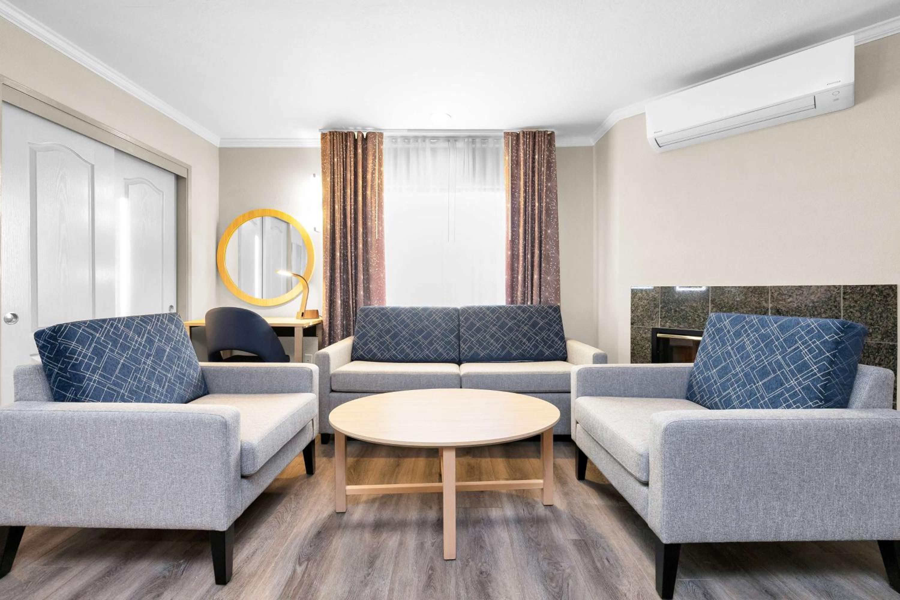 King Suite with Sofa Bed and Fireplace - Non-Smoking  - Photo 8