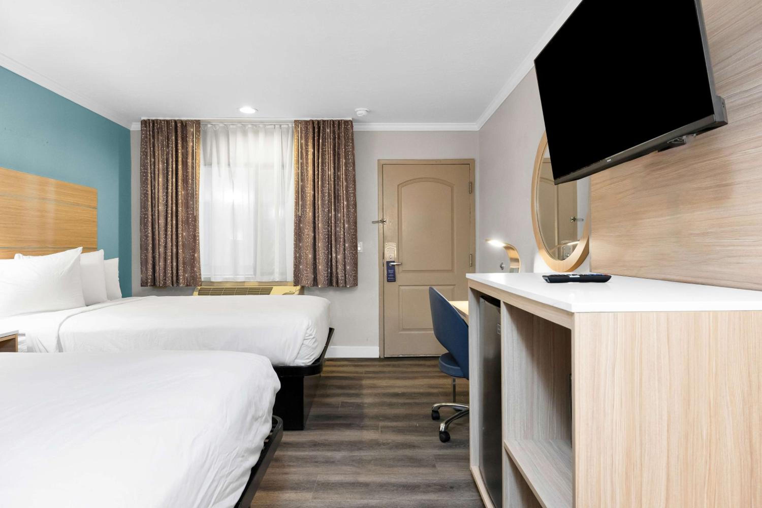 Double Room with Two Double Beds - Photo 10