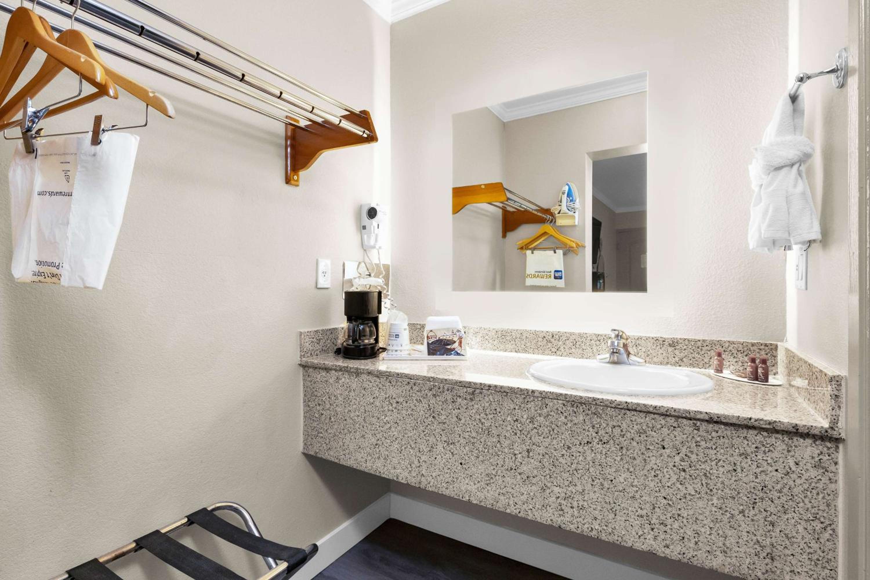 Double Room with Two Double Beds - Photo 14