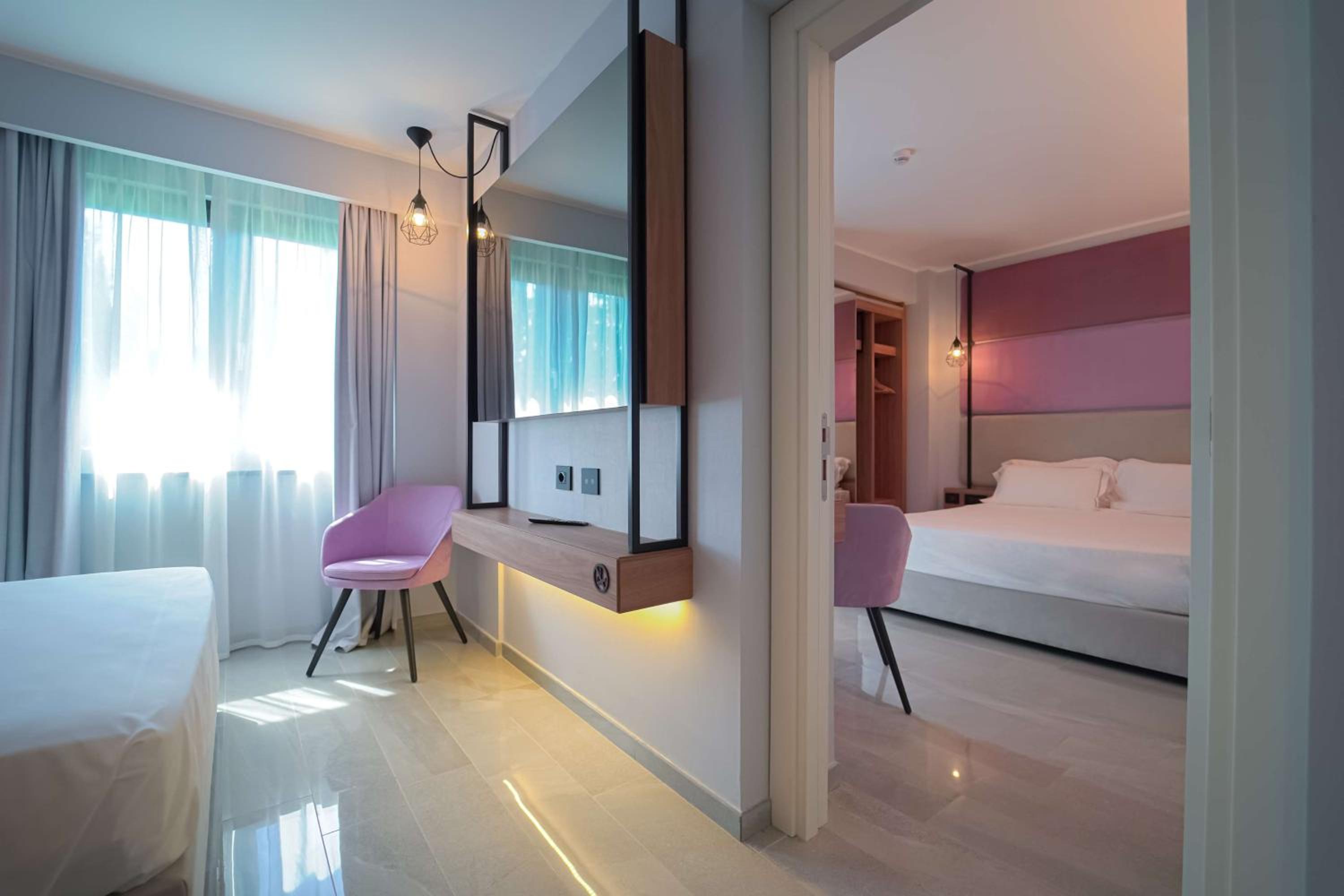 Family Queen Room with Two Queen Beds - Connecting Room/Non-Smoking - Photo 1