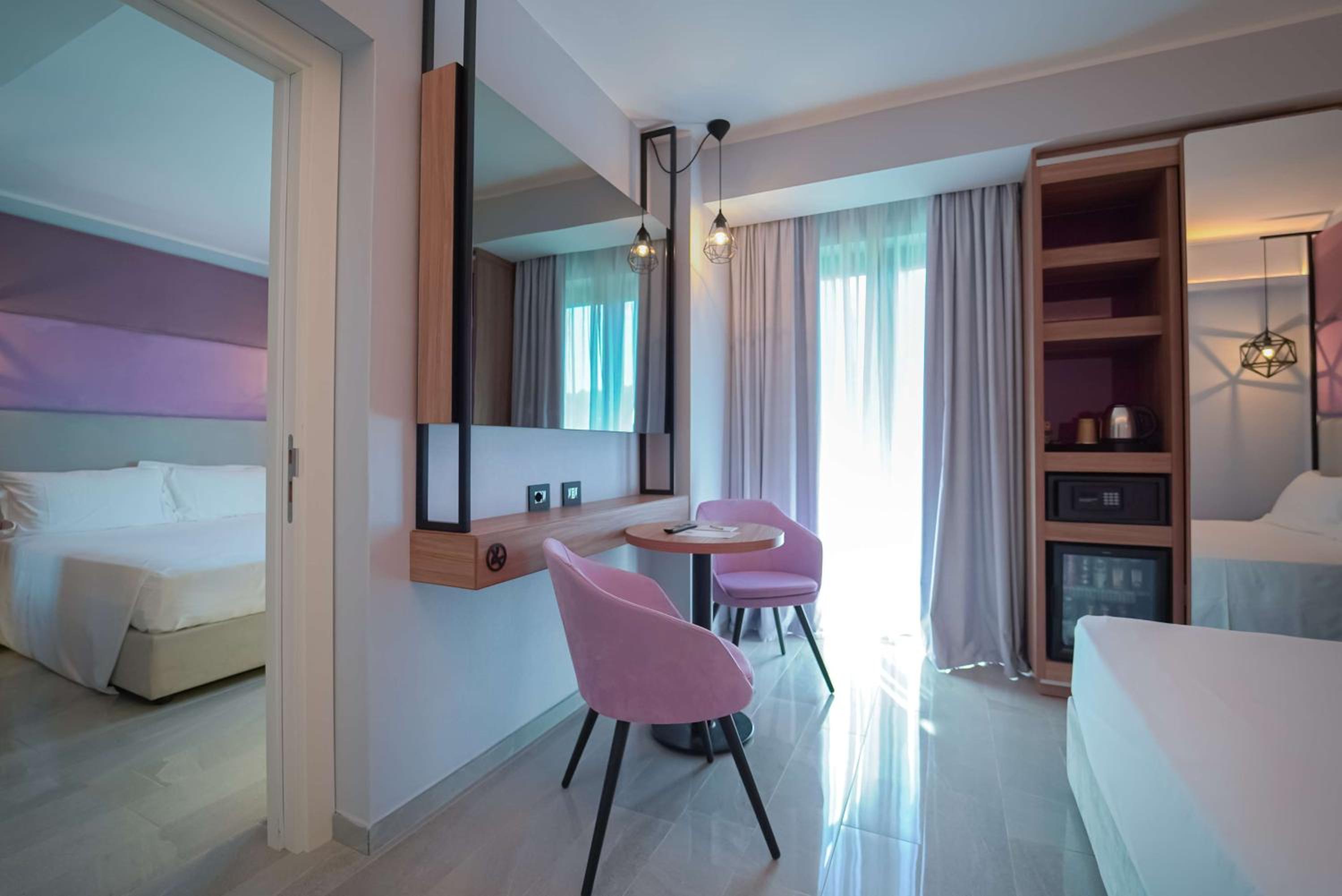 Family Queen Room with Two Queen Beds - Connecting Room/Non-Smoking - Photo 2