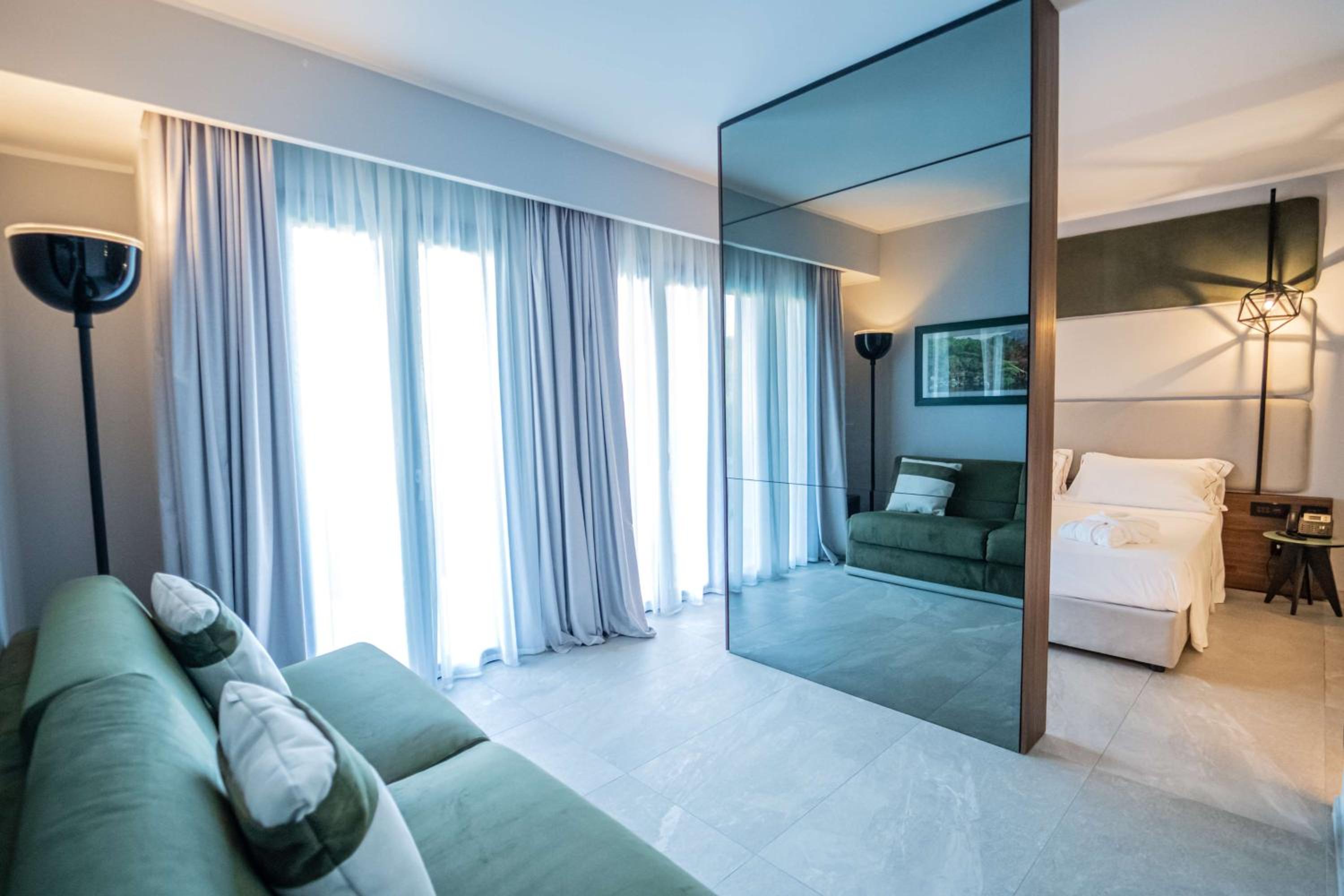 Junior Queen Suite with Sofa Bed and Private Garden - Non-Smoking - Photo 1