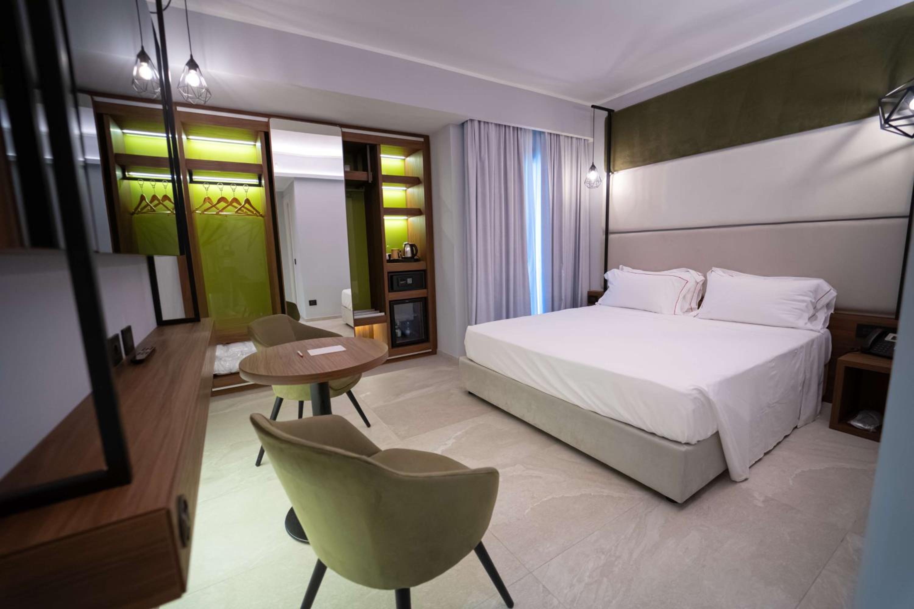 Superior Double Room with Roll-in Shower - Disability Access/Non-Smoking - Photo 1