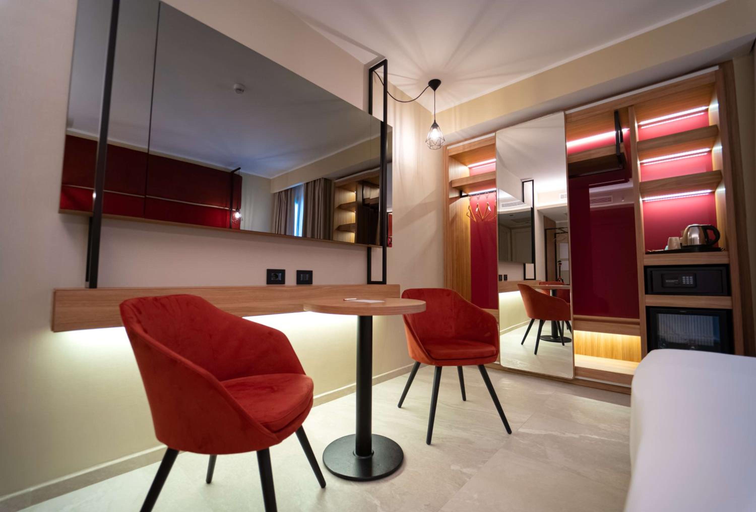 Deluxe Queen Room with Balcony - Non-Smoking - Photo 2