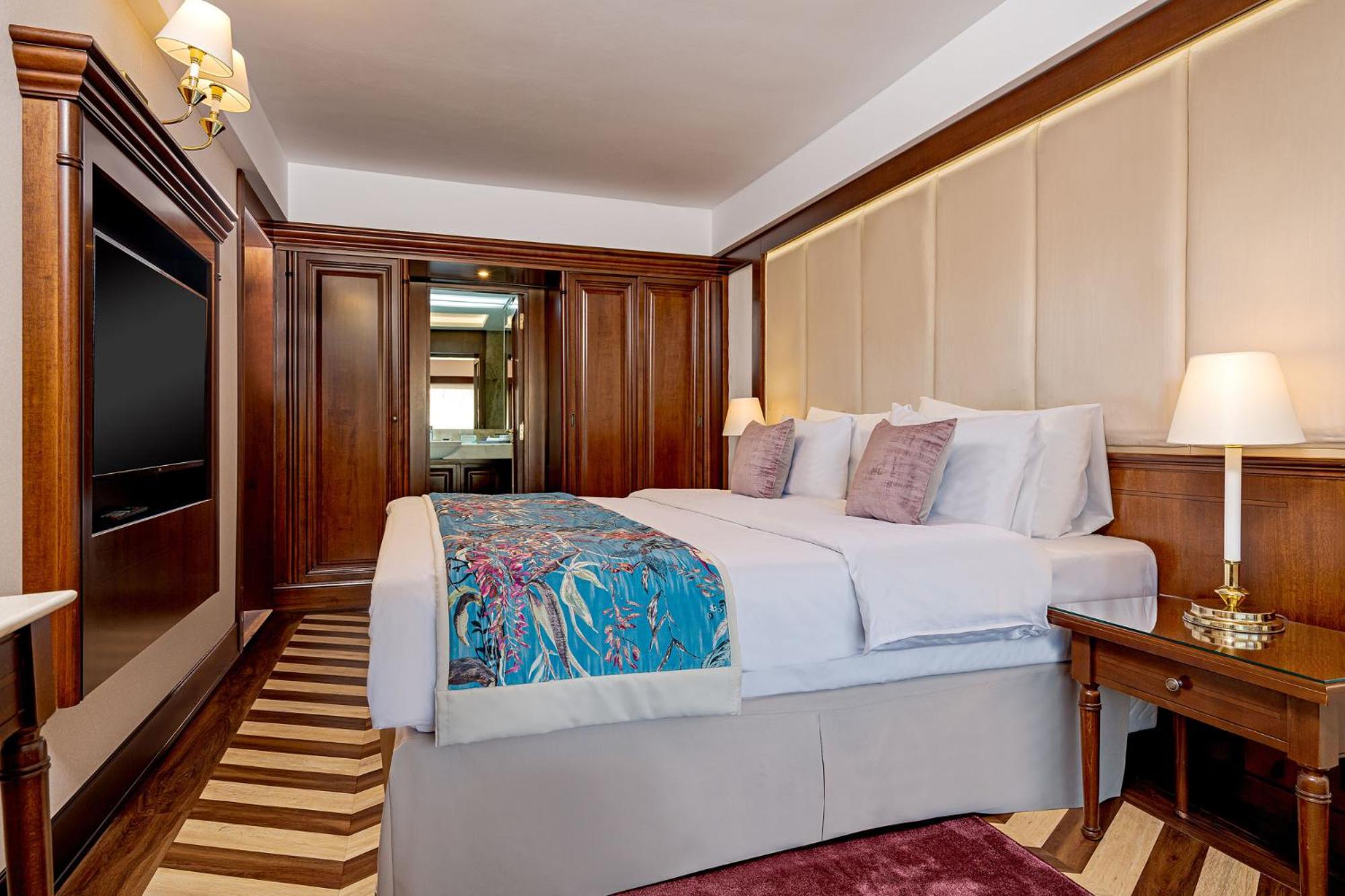 One-Bedroom Suite with Balcony& Spa access - Photo 12
