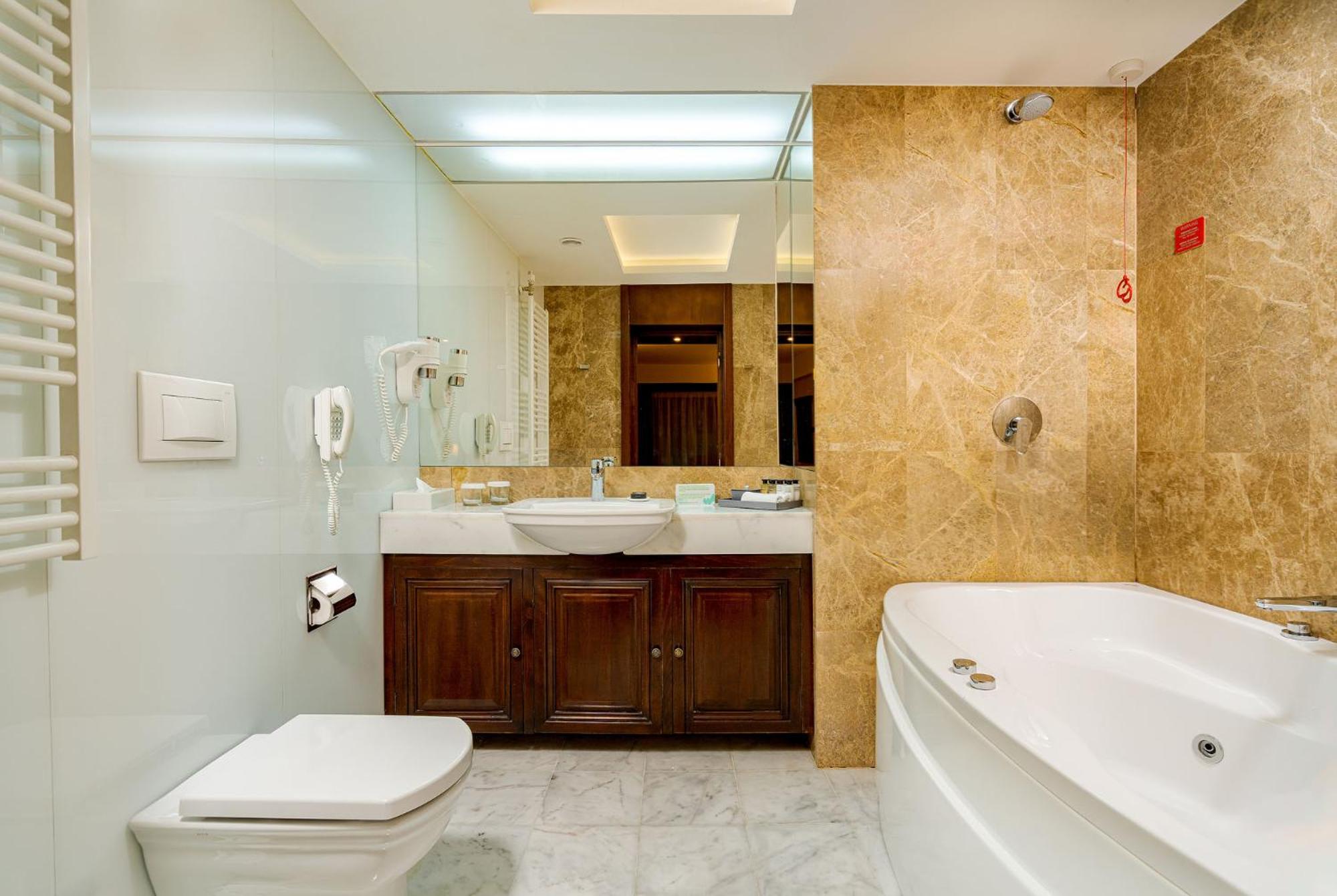 One-Bedroom Suite with Balcony& Spa access - Photo 2