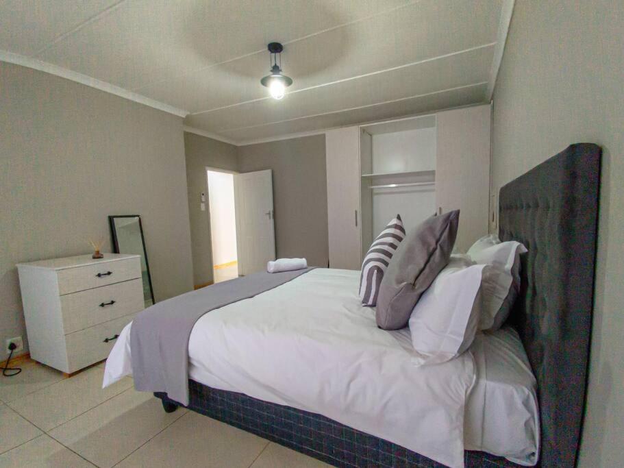 Five-Bedroom House photo 1