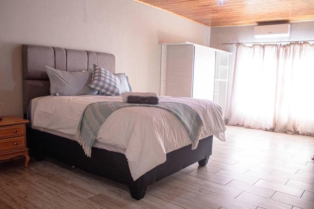 Five-Bedroom House photo 2